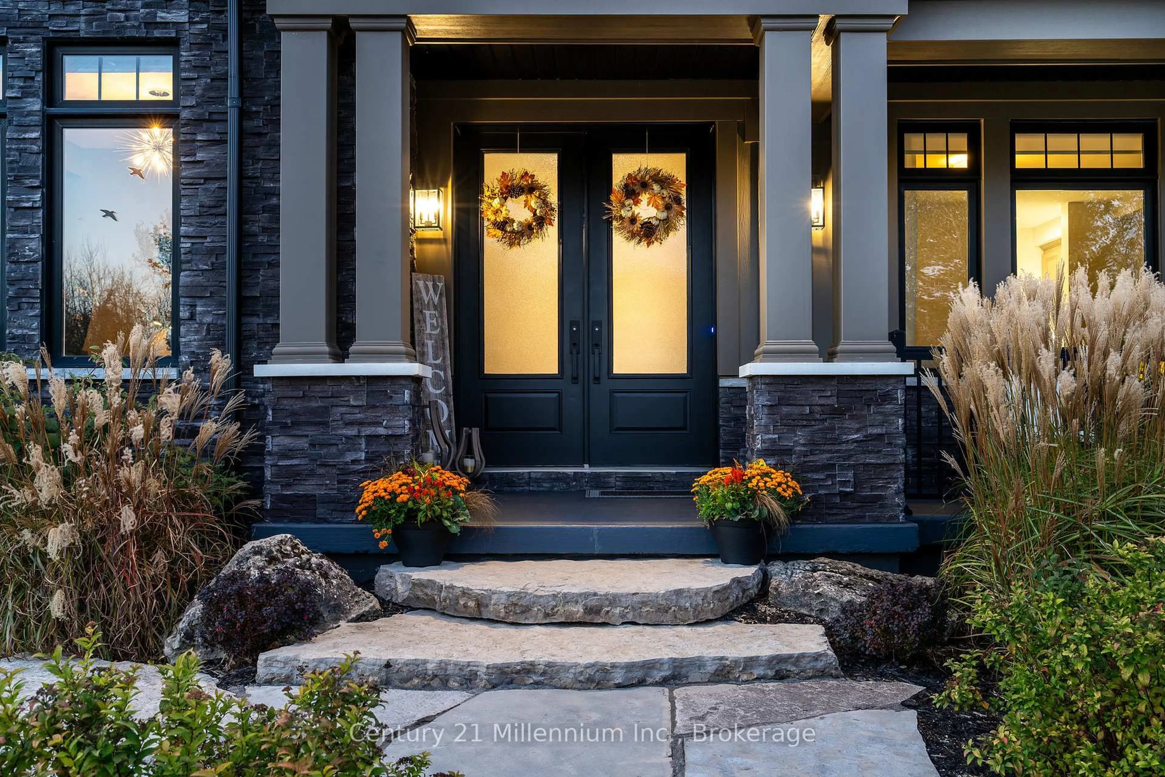 Indoor entryway for 138 Creekwood Crt, Blue Mountains Ontario L9Y 0V1