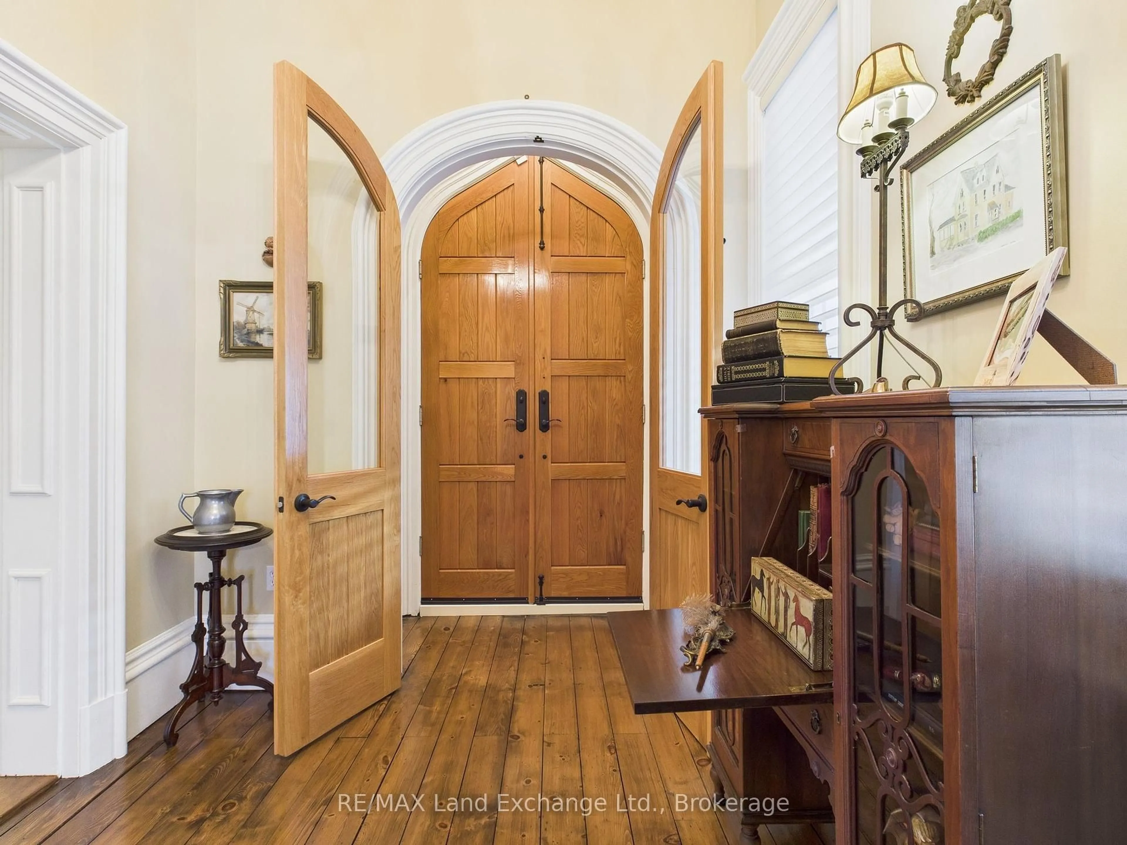 Indoor foyer for 276 Durham St, Kincardine Ontario N2Z 2X9