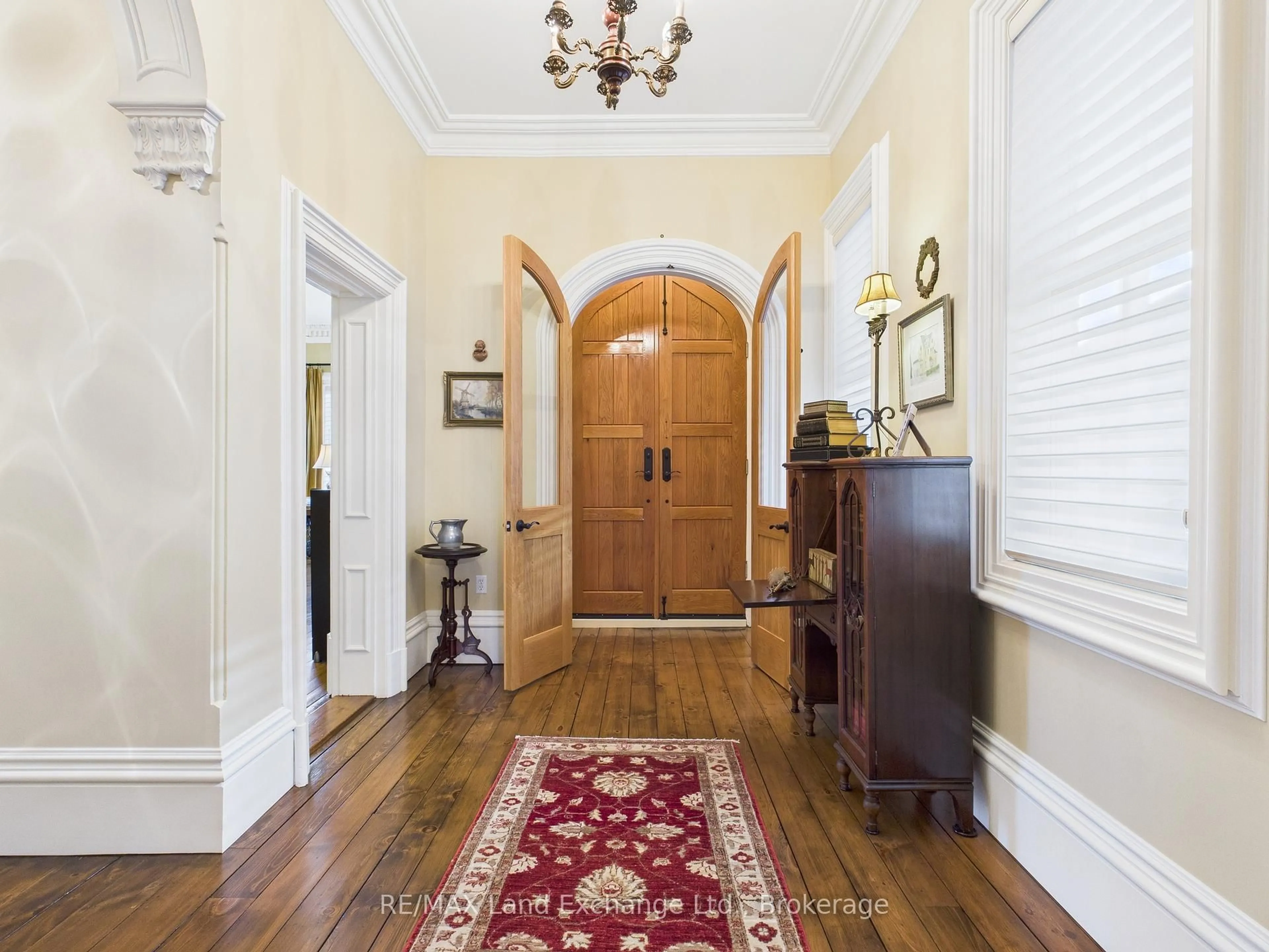 Indoor foyer for 276 Durham St, Kincardine Ontario N2Z 2X9