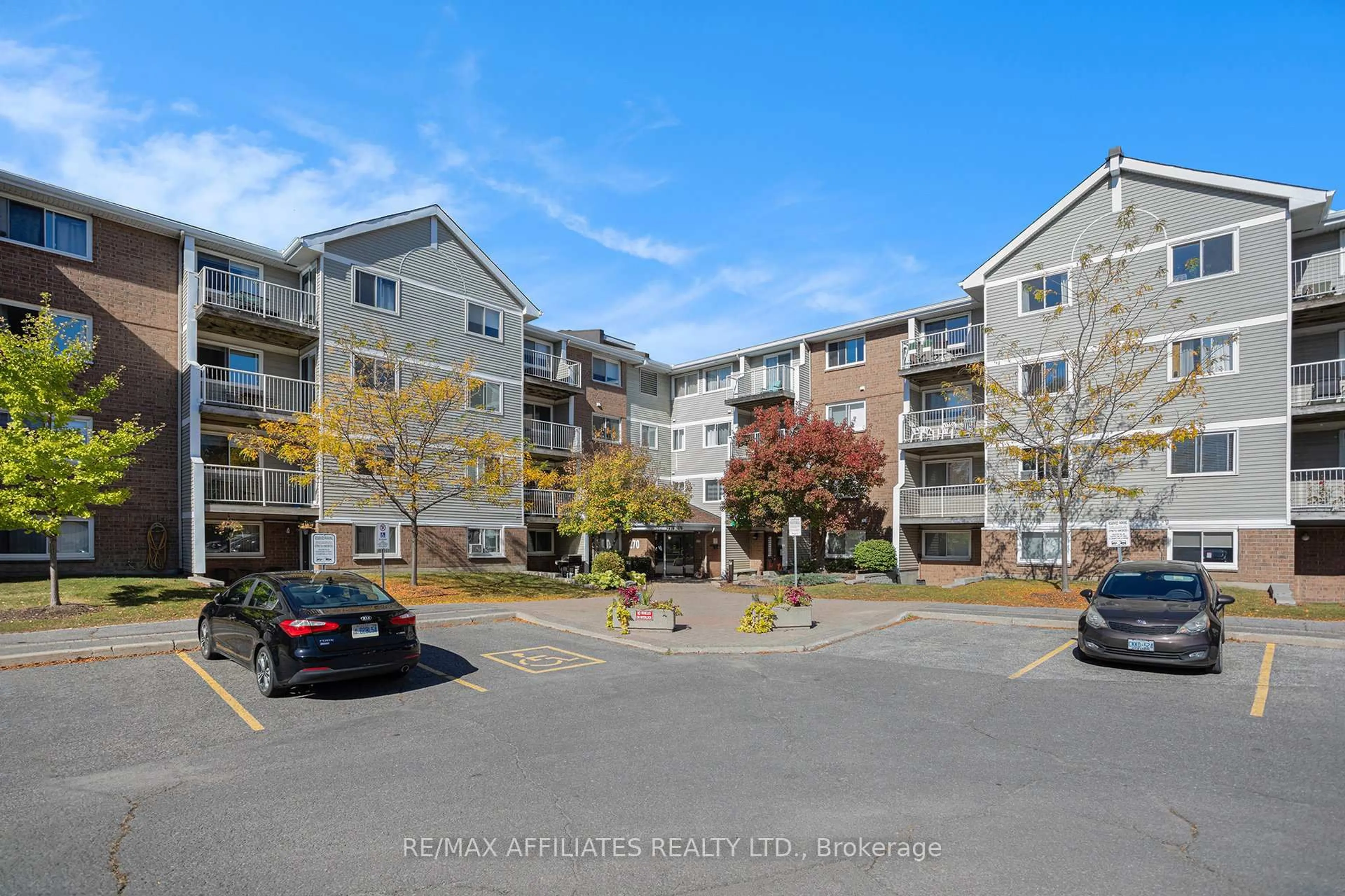 A pic from outside/outdoor area/front of a property/back of a property/a pic from drone, unknown for 270 Brittany Dr #207, Ottawa Ontario K1K 0R8
