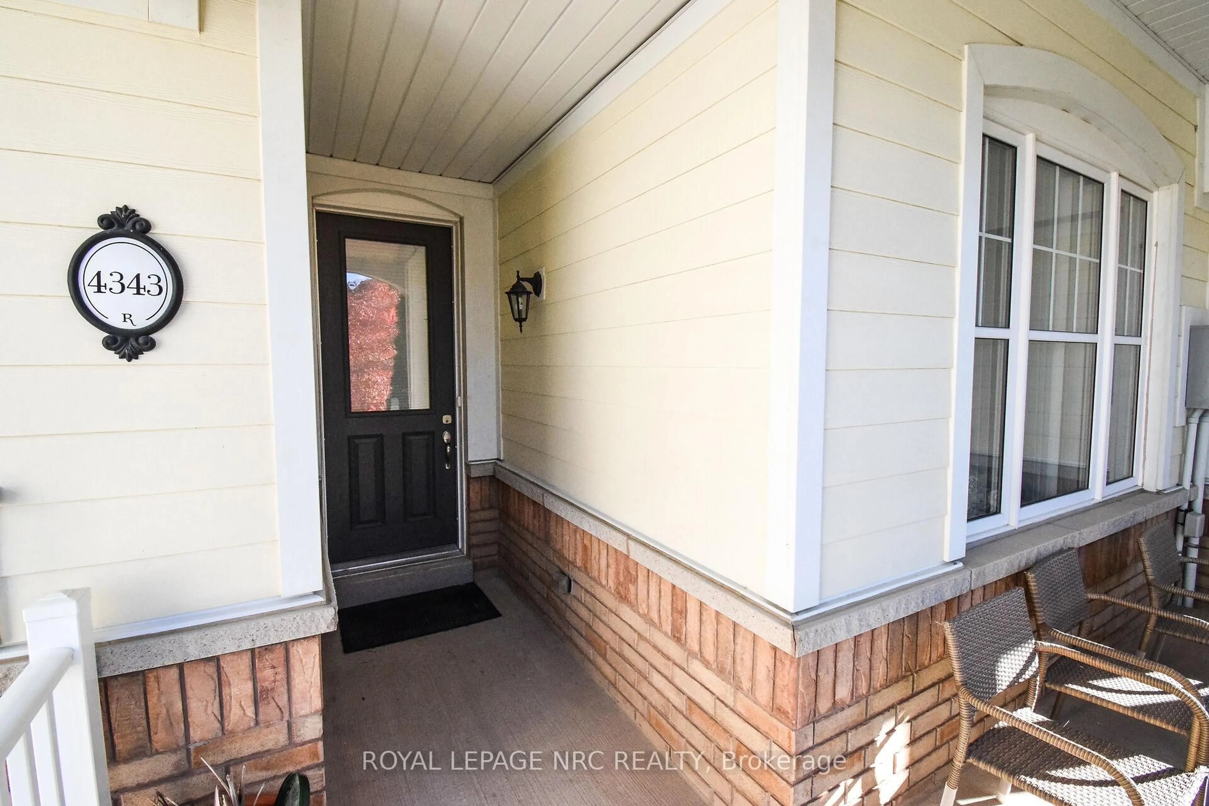 Indoor entryway for 4343 Chemonda St, Niagara Falls Ontario L2G 0E0