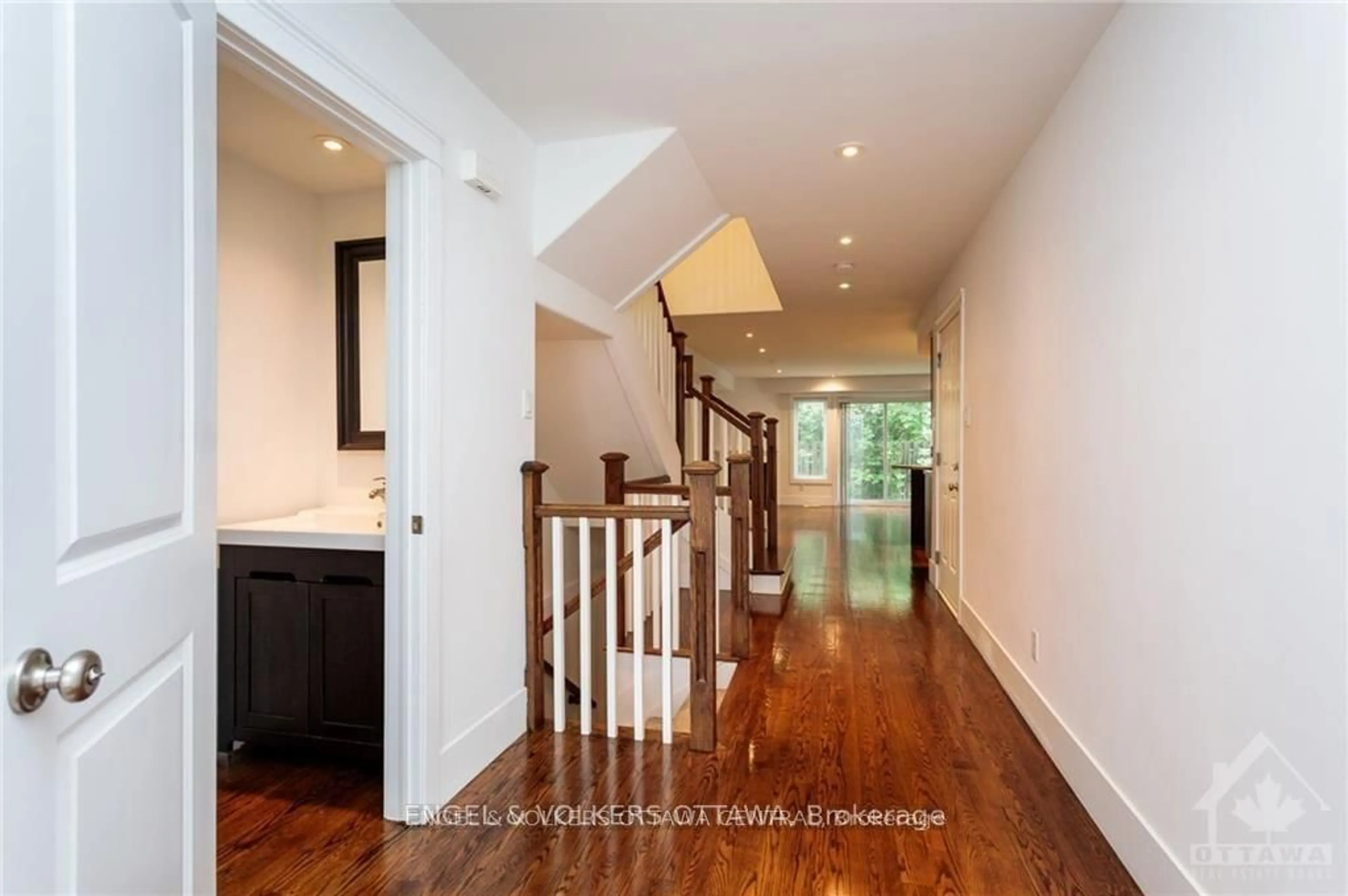 Indoor foyer for 140 Montauk Pvt, Ottawa Ontario K2C 2B4