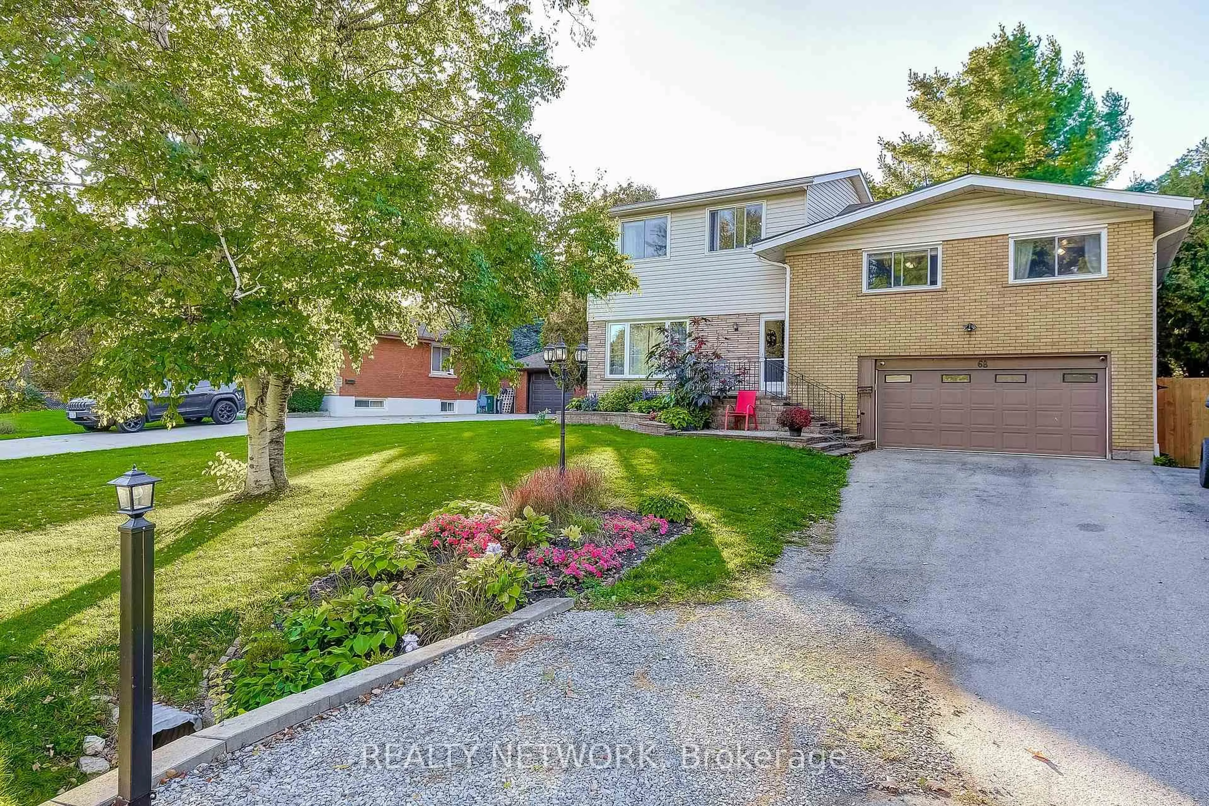 A pic from outside/outdoor area/front of a property/back of a property/a pic from drone, street for 68 Aldercrest Ave, Hamilton Ontario L9B 1L4
