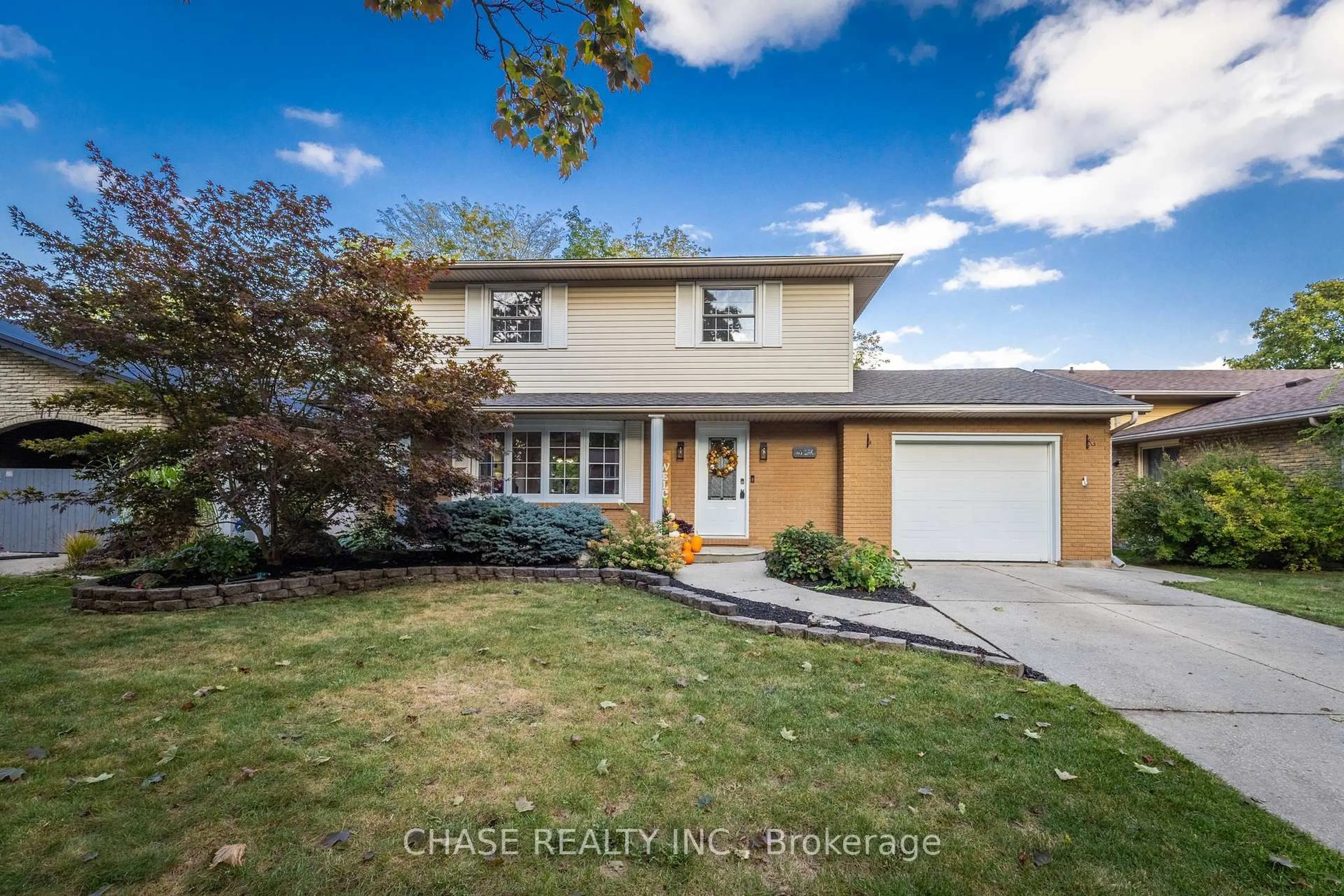 Home with vinyl exterior material, street for 119 Oak St, Norfolk Ontario N3Y 4S2