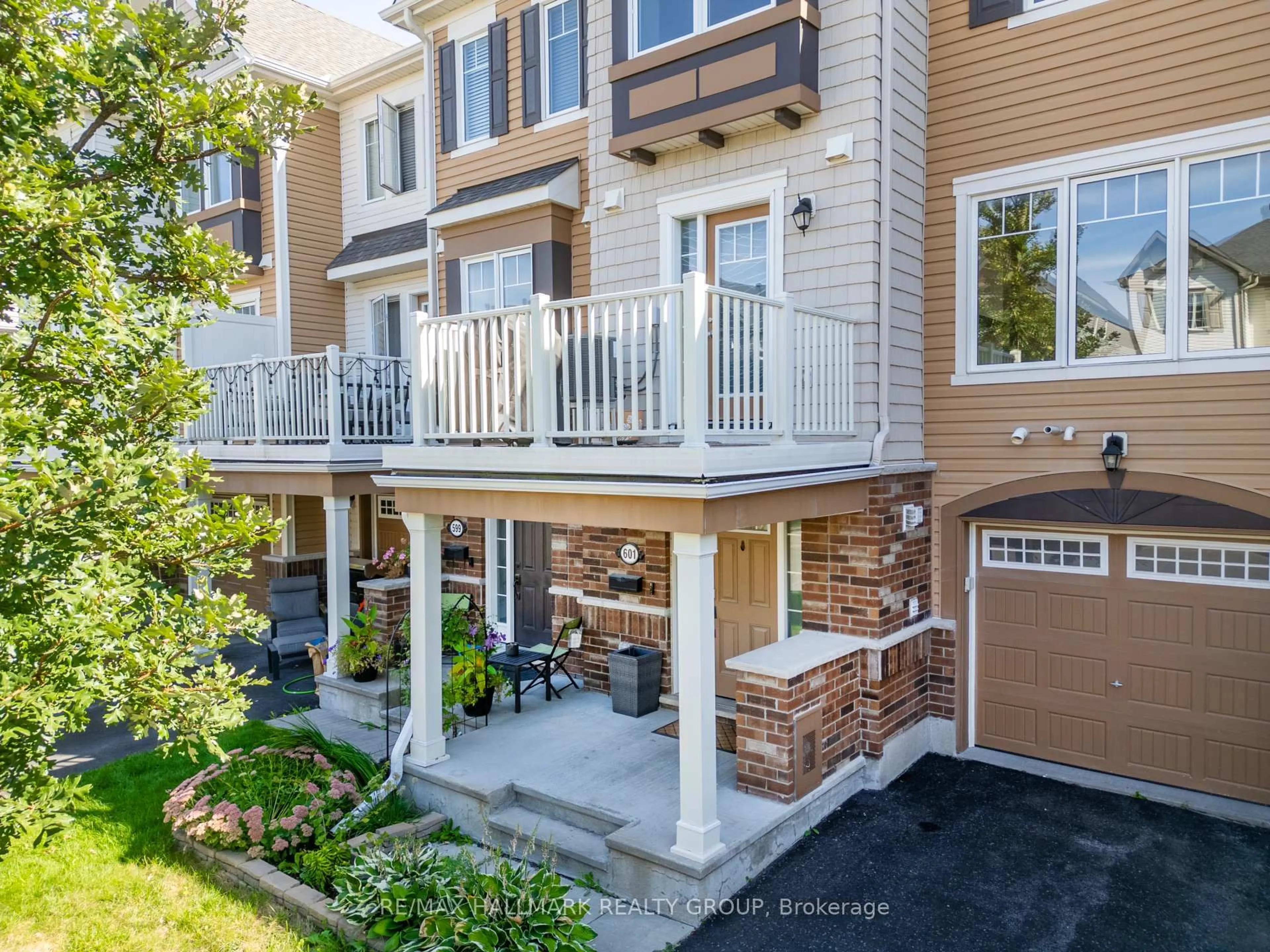 Home with vinyl exterior material, street for 601 Foxlight Circ, Ottawa Ontario K2M 0L9
