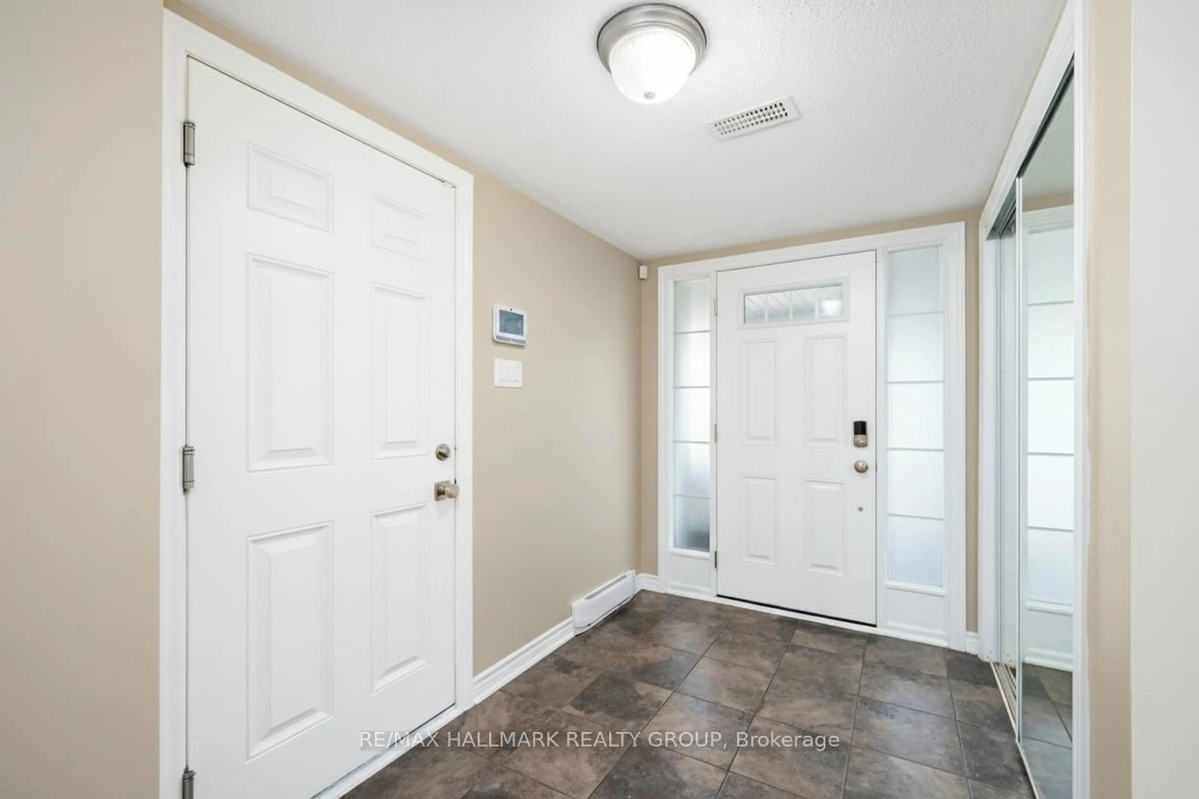 Indoor entryway for 601 Foxlight Circ, Ottawa Ontario K2M 0L9