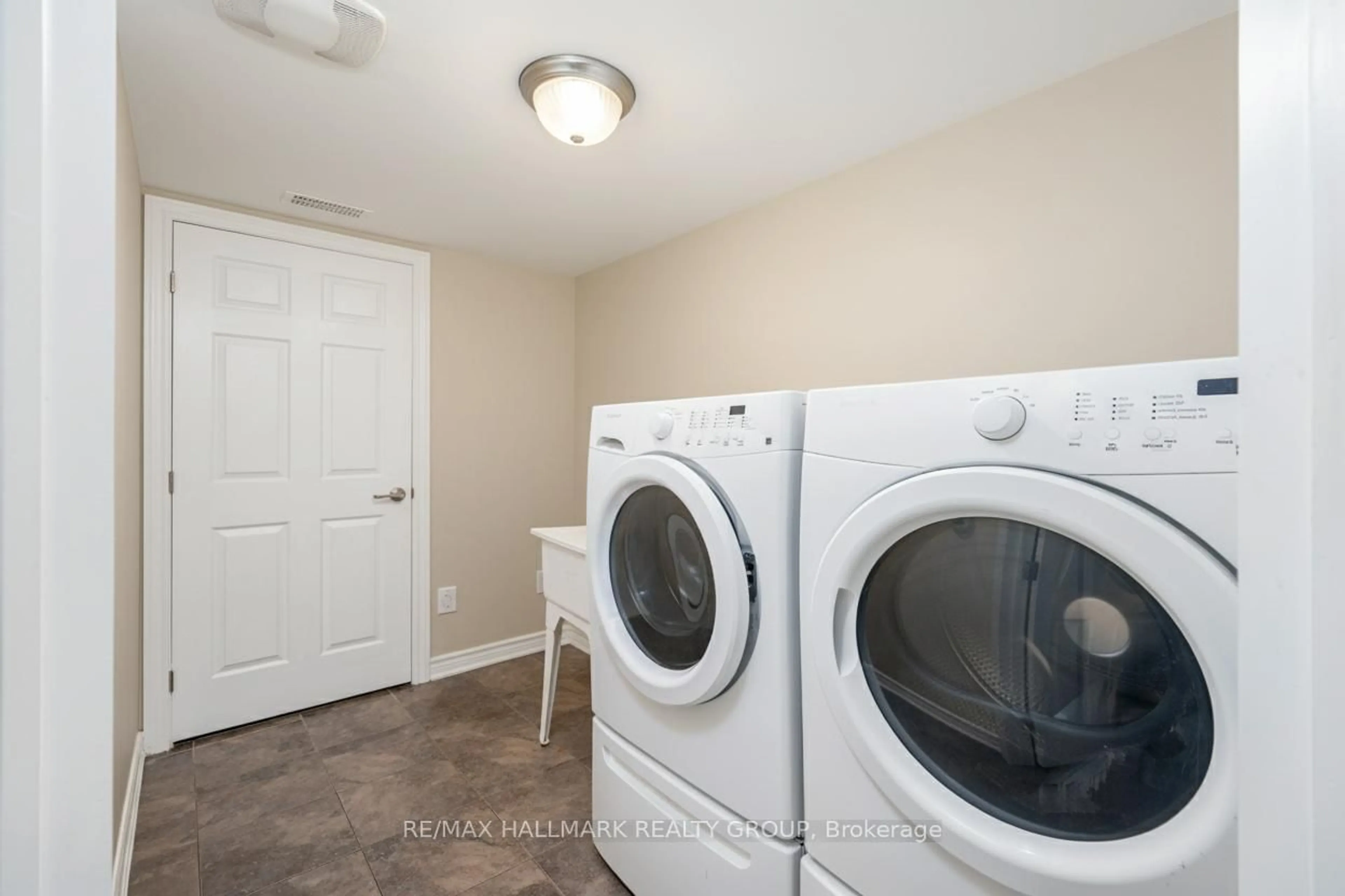 Laundry room for 601 Foxlight Circ, Ottawa Ontario K2M 0L9