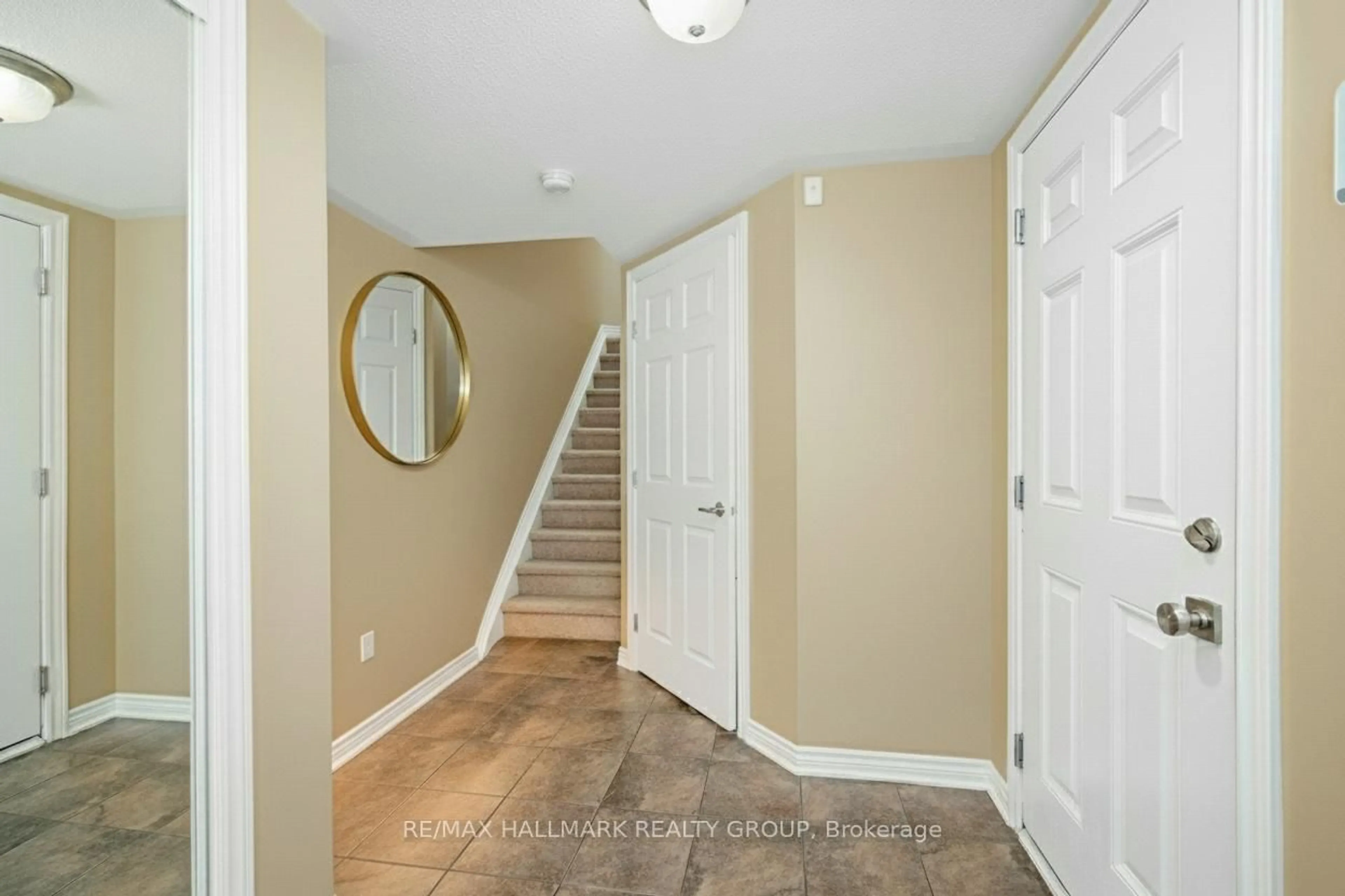 Indoor entryway for 601 Foxlight Circ, Ottawa Ontario K2M 0L9