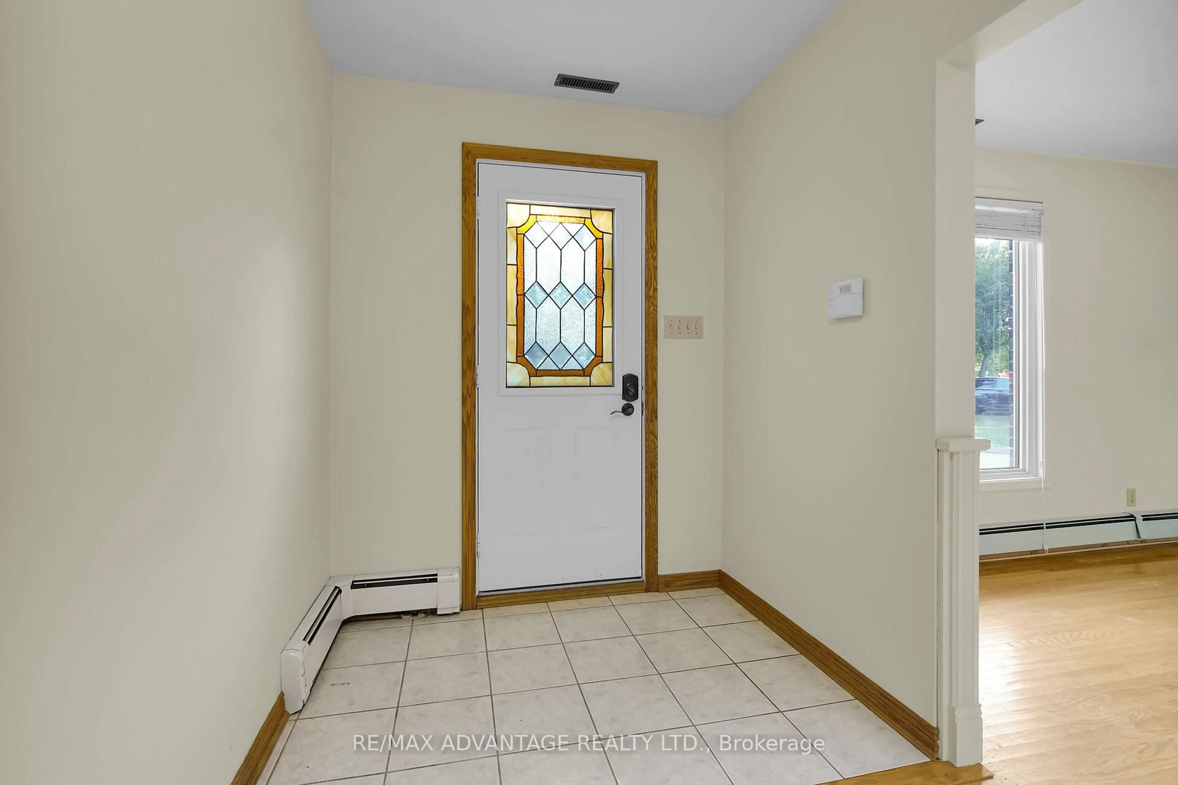 Indoor entryway for 41 Queen Anne Circ, London North Ontario N6H 4B6