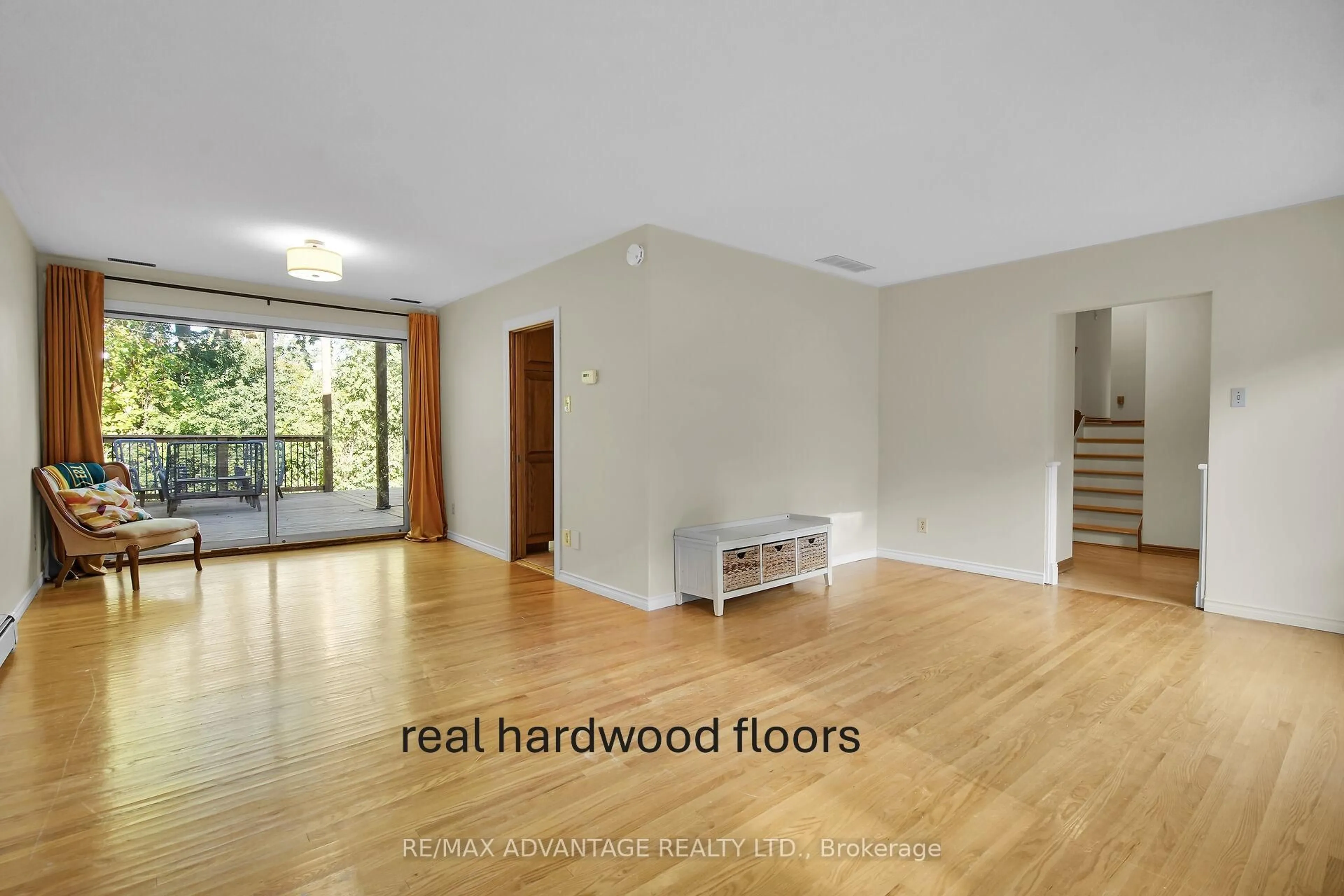Indoor foyer for 41 Queen Anne Circ, London North Ontario N6H 4B6
