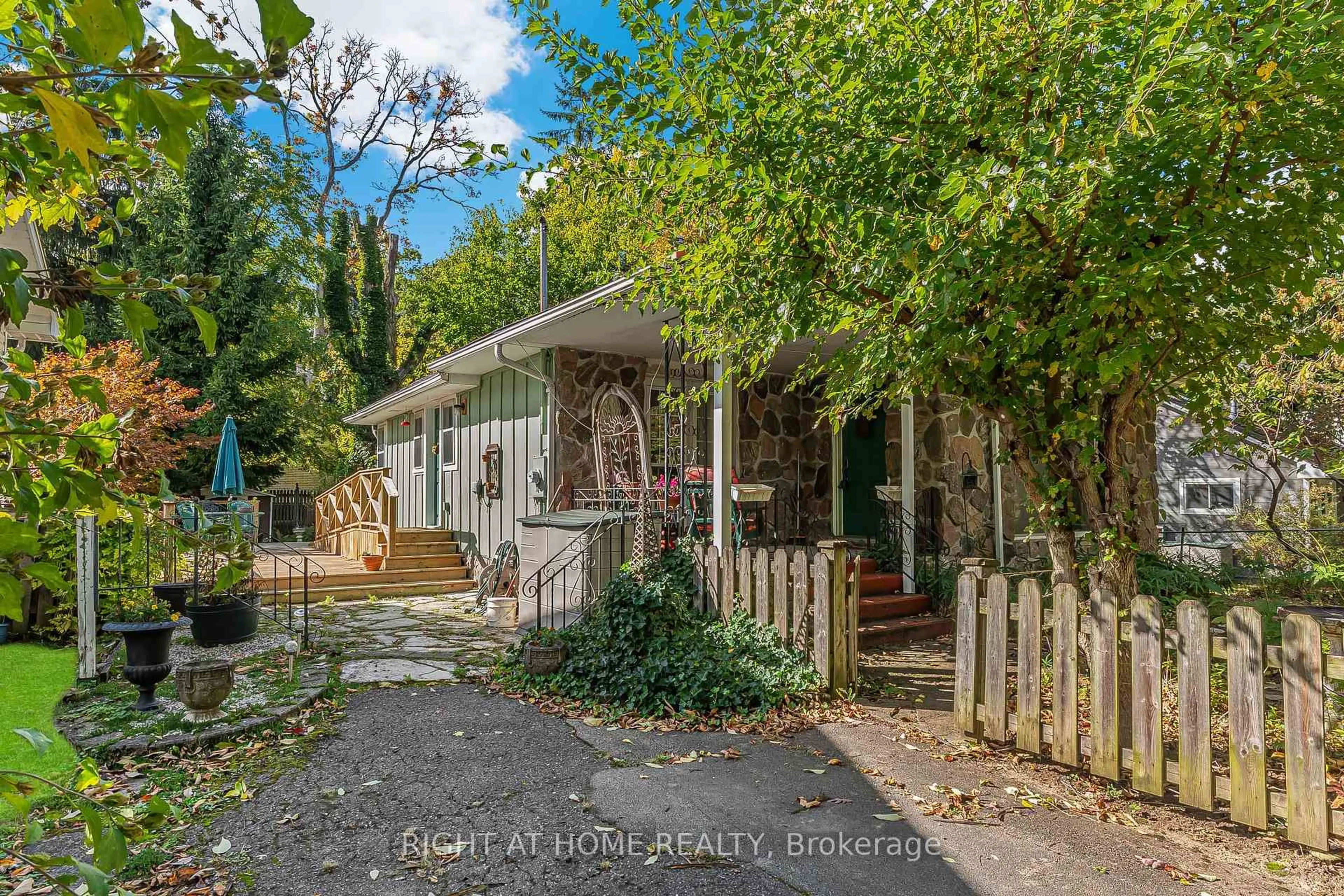 A pic from outside/outdoor area/front of a property/back of a property/a pic from drone, street for 16 Wyckliffe Ave, Niagara-on-the-Lake Ontario L0S 1T0