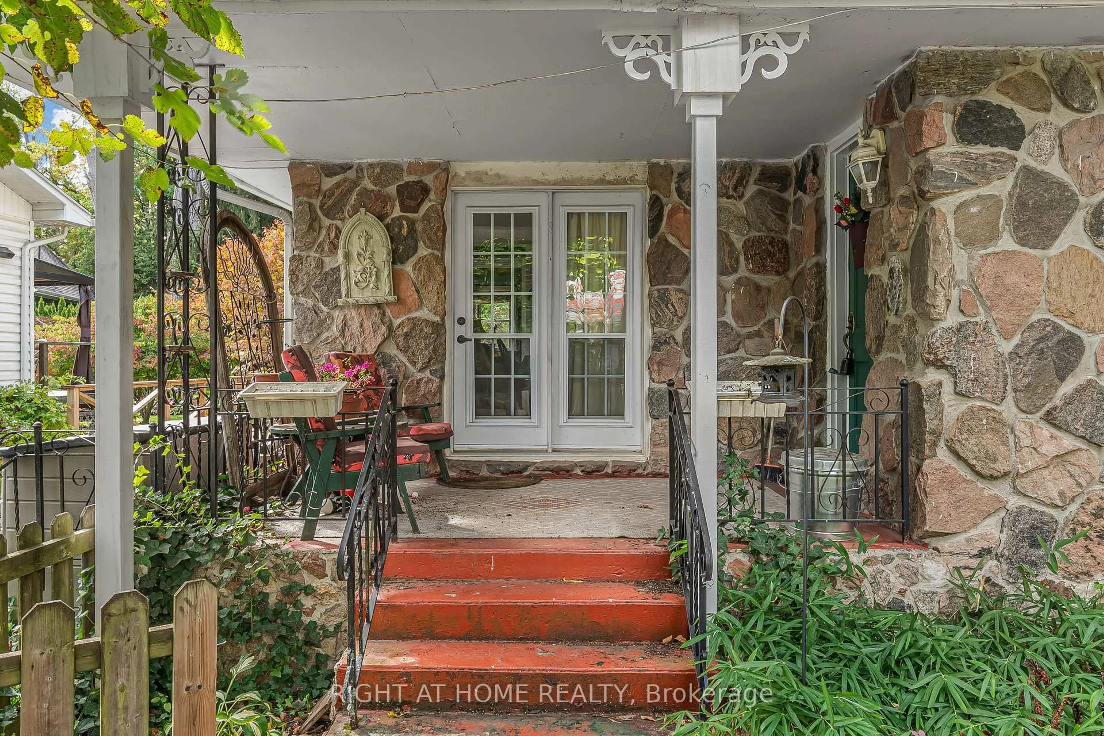 Indoor entryway for 16 Wyckliffe Ave, Niagara-on-the-Lake Ontario L0S 1T0