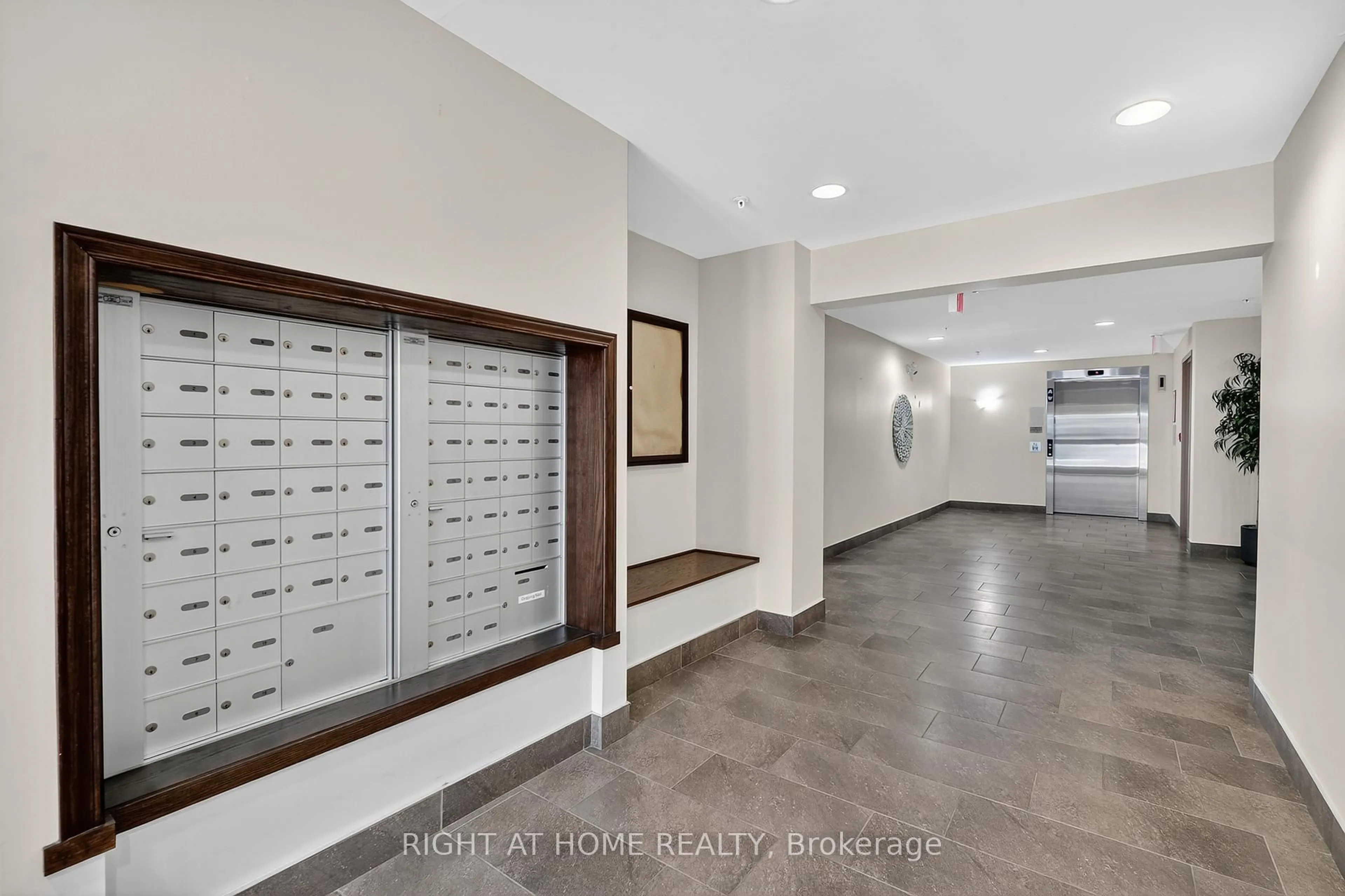 Indoor foyer for 141 Potts Private #306, Ottawa Ontario K4A 0X9