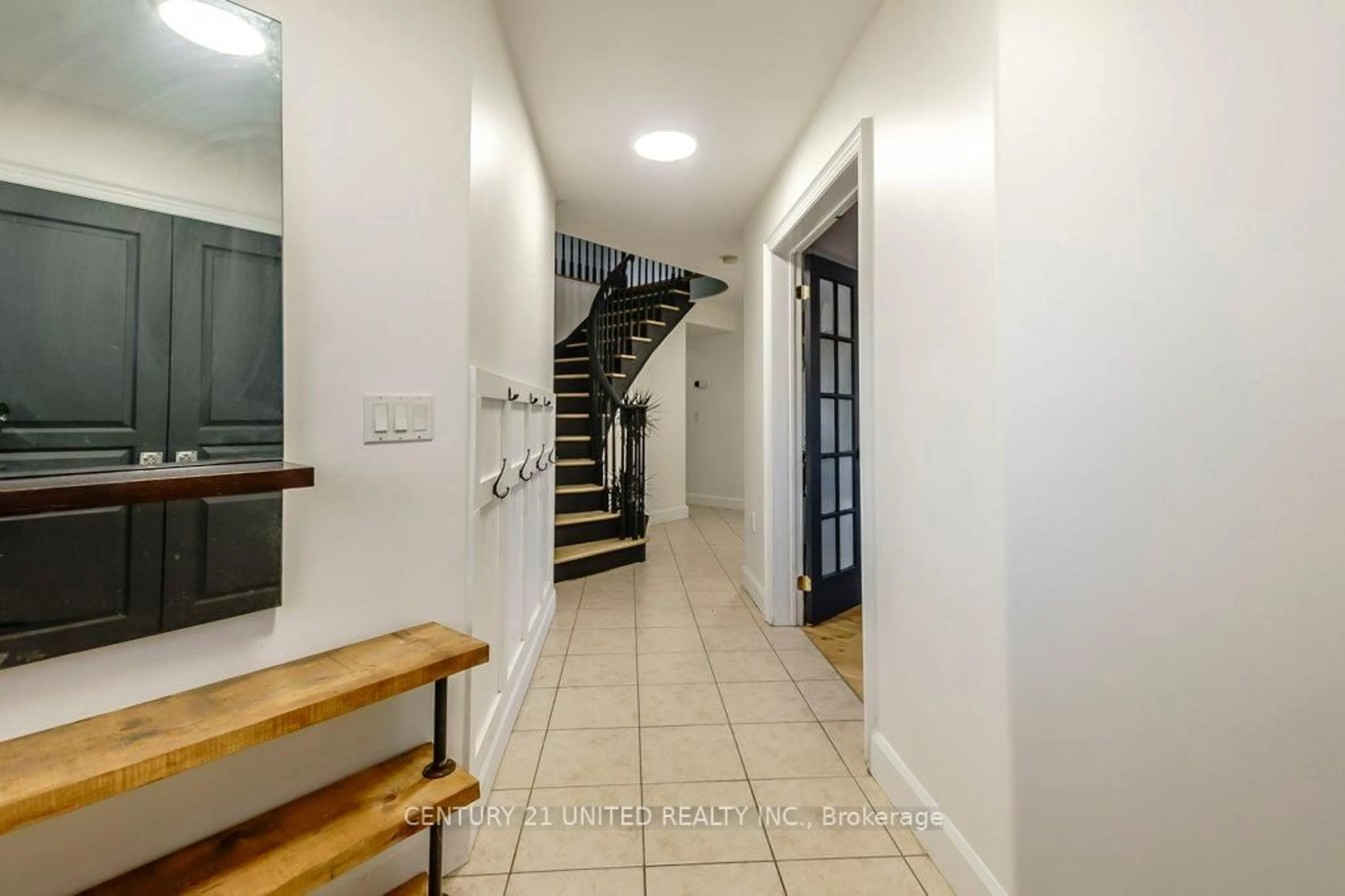 Indoor foyer for 810 Hargrove Tr, Peterborough Ontario K9L 0B6