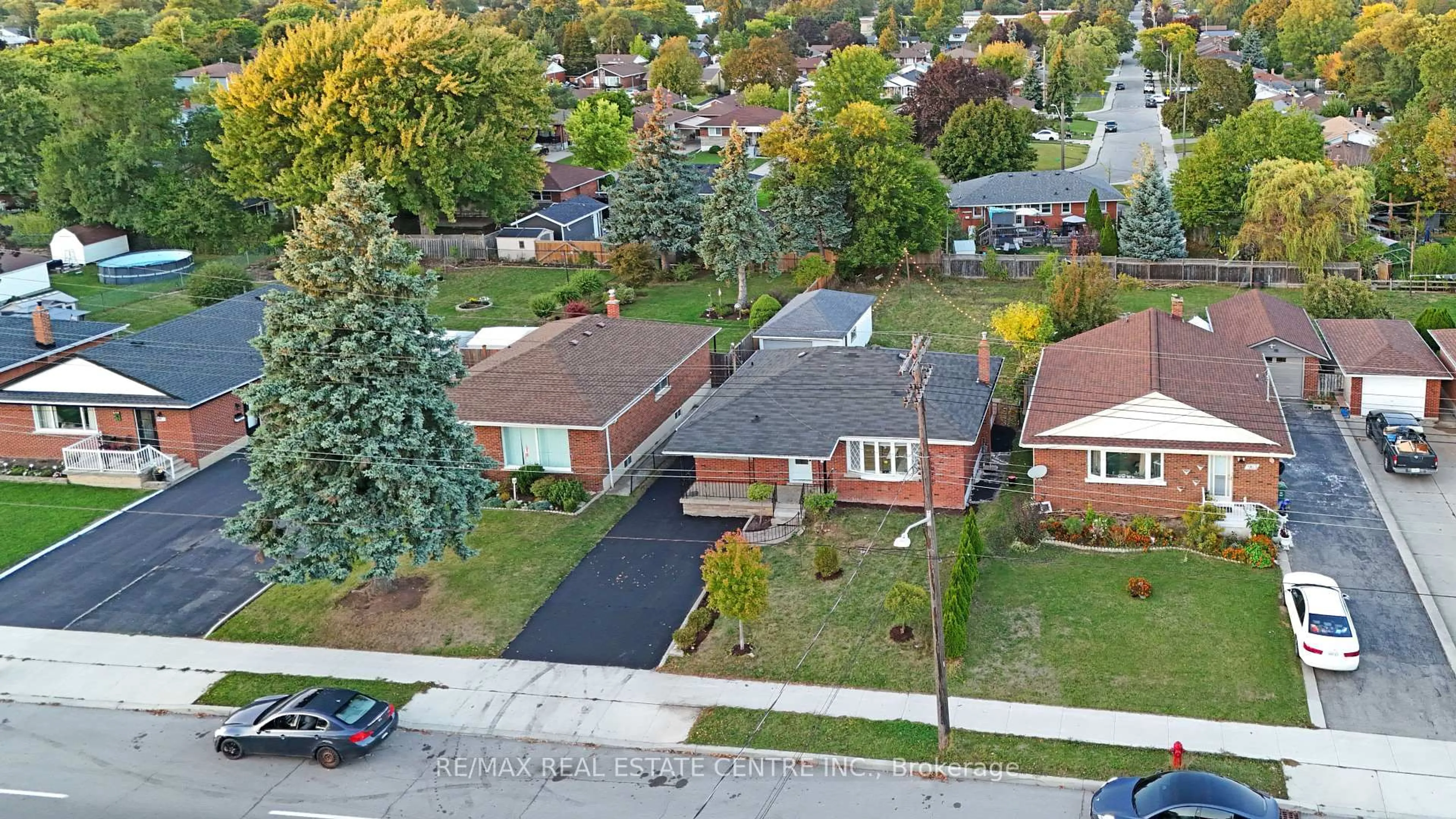 A pic from outside/outdoor area/front of a property/back of a property/a pic from drone, street for 959 Mohawk Rd, Hamilton Ontario L8T 2R9