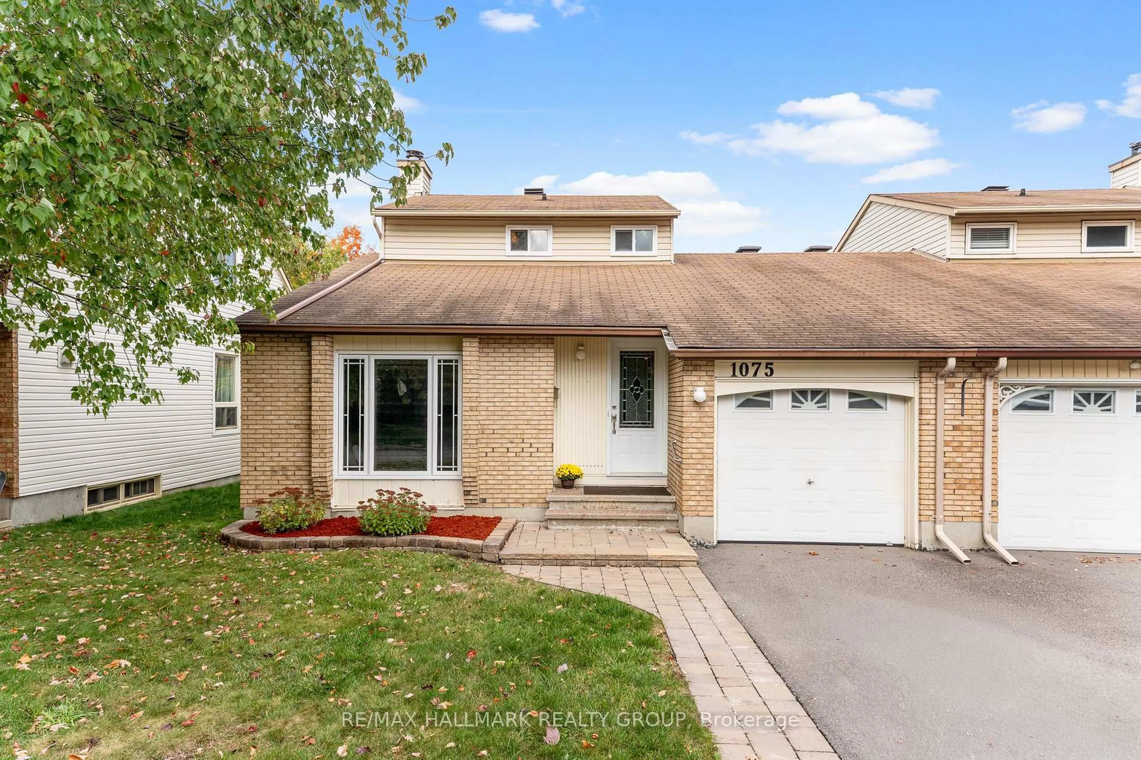 Home with vinyl exterior material, street for 1075 Avignon Crt, Ottawa Ontario K1C 2N4