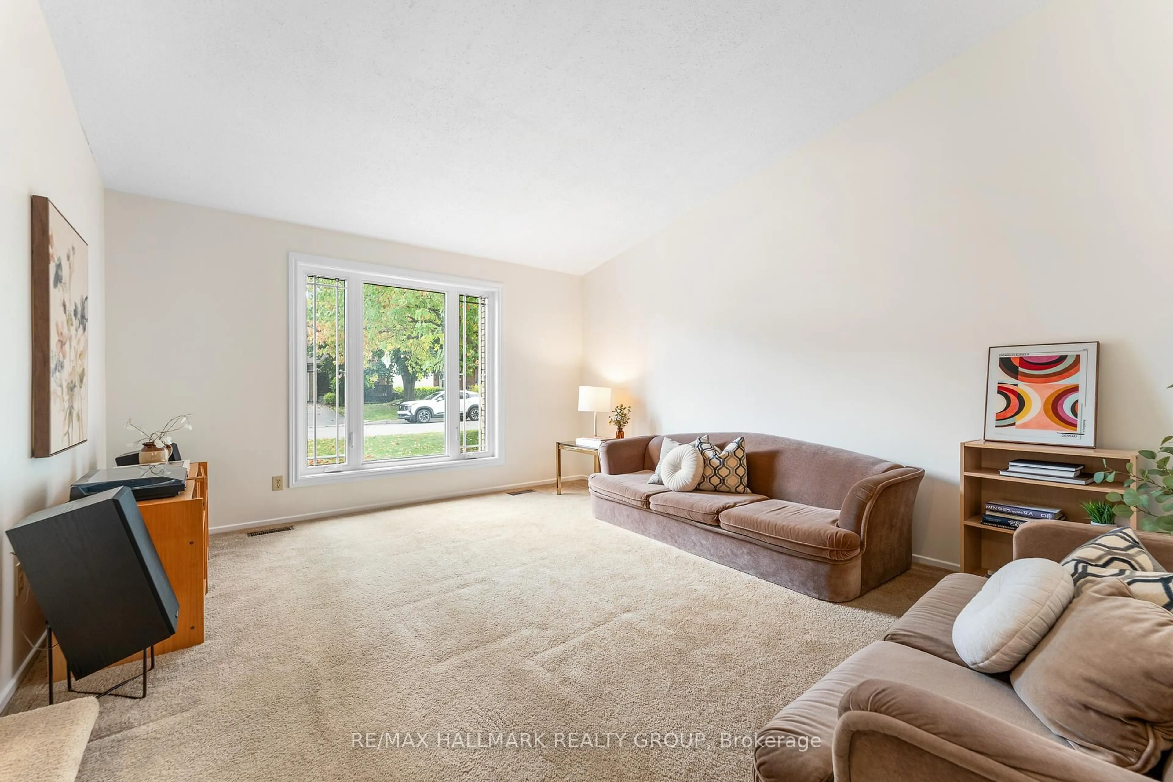 Living room with furniture, carpet floor for 1075 Avignon Crt, Ottawa Ontario K1C 2N4