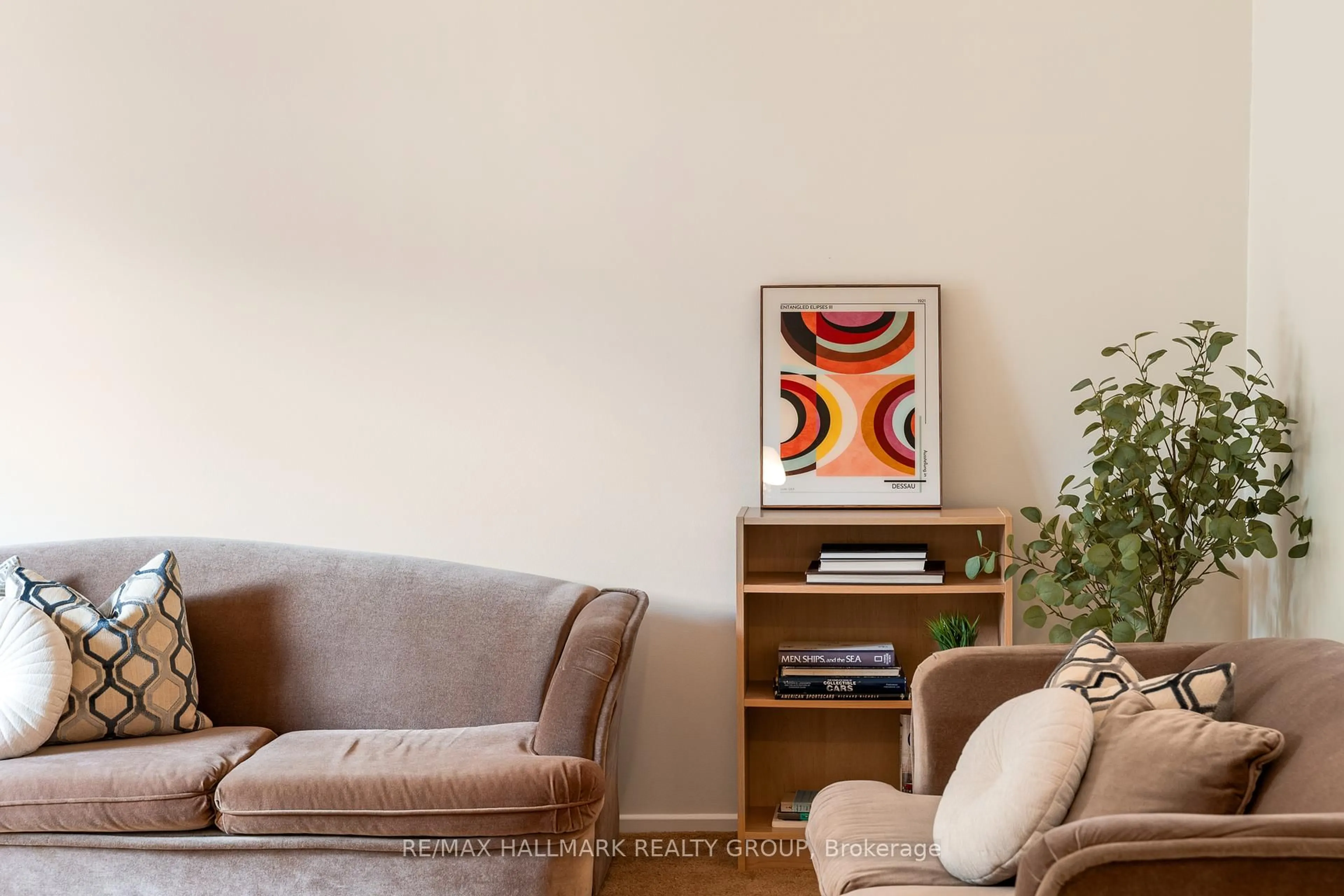 Living room with furniture, unknown for 1075 Avignon Crt, Ottawa Ontario K1C 2N4