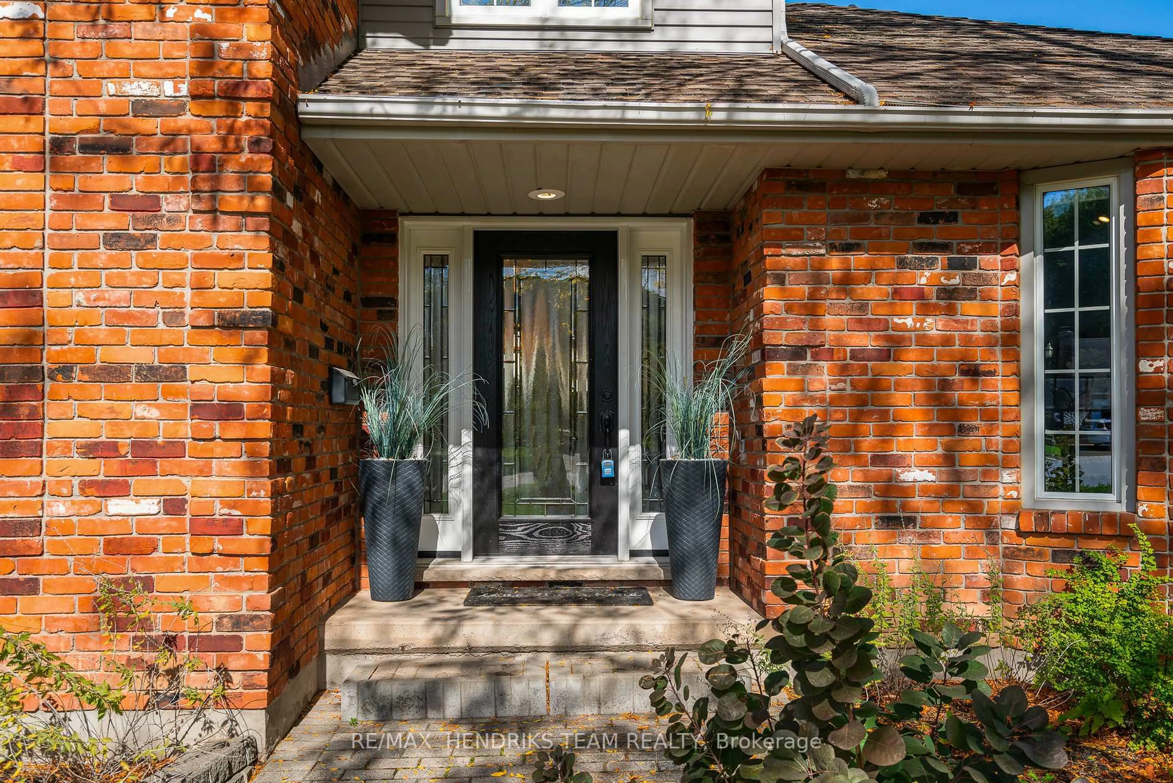 Home with brick exterior material, street for 2905 Butler's Walk, Lincoln Ontario L0R 1S0