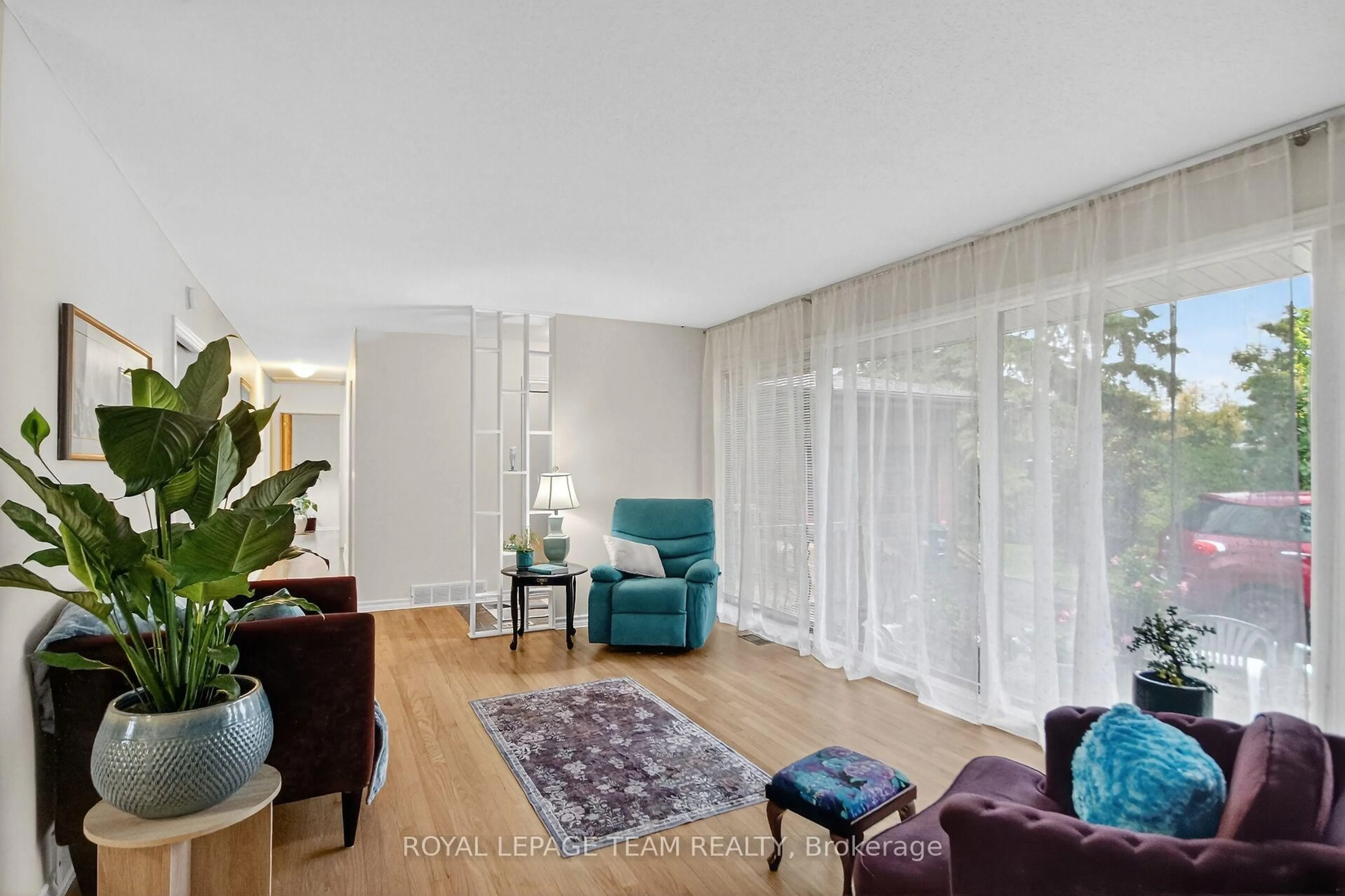 Living room with furniture, wood/laminate floor for 46 Quinpool Cres, Ottawa Ontario K2H 6J1
