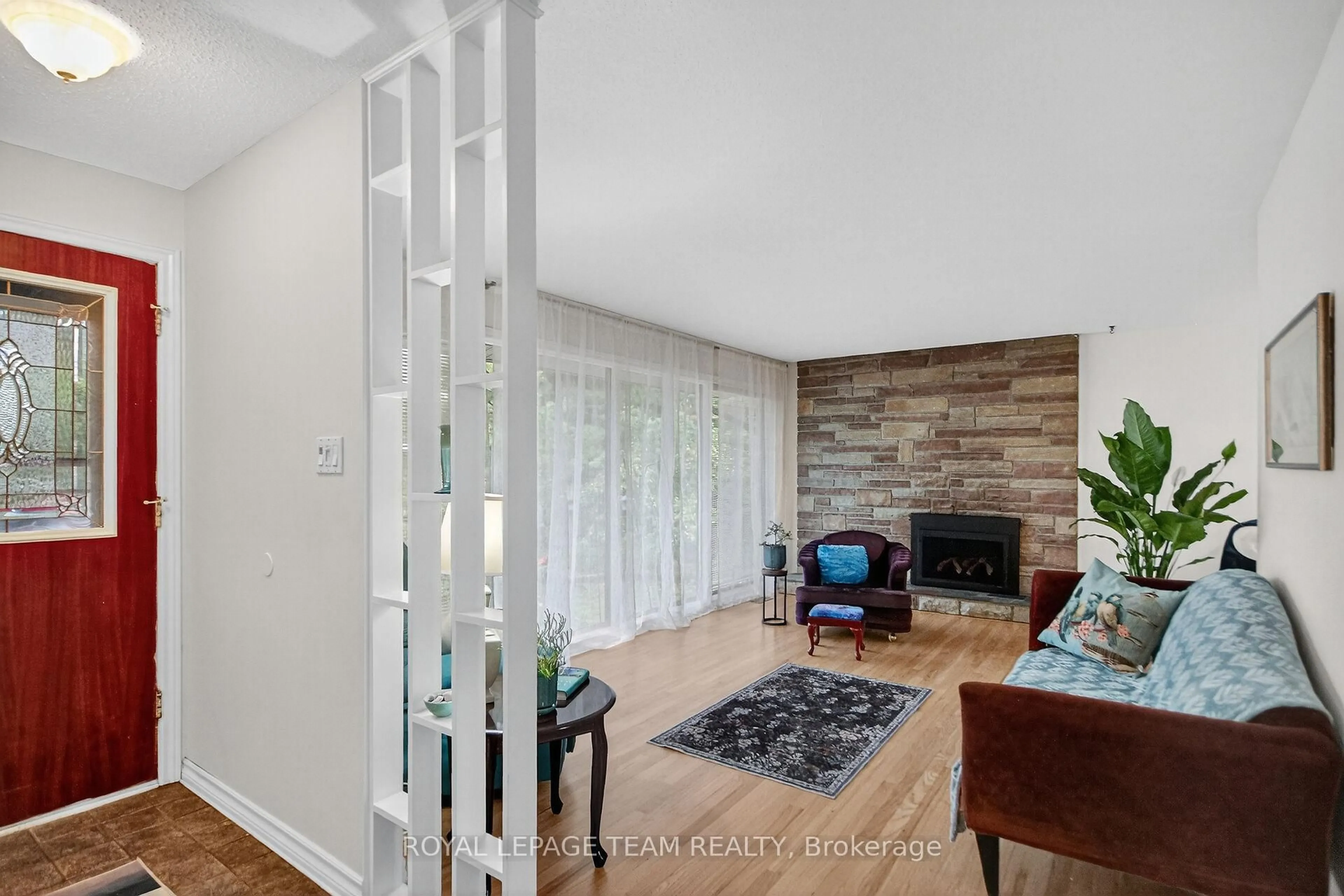 Indoor entryway for 46 Quinpool Cres, Ottawa Ontario K2H 6J1