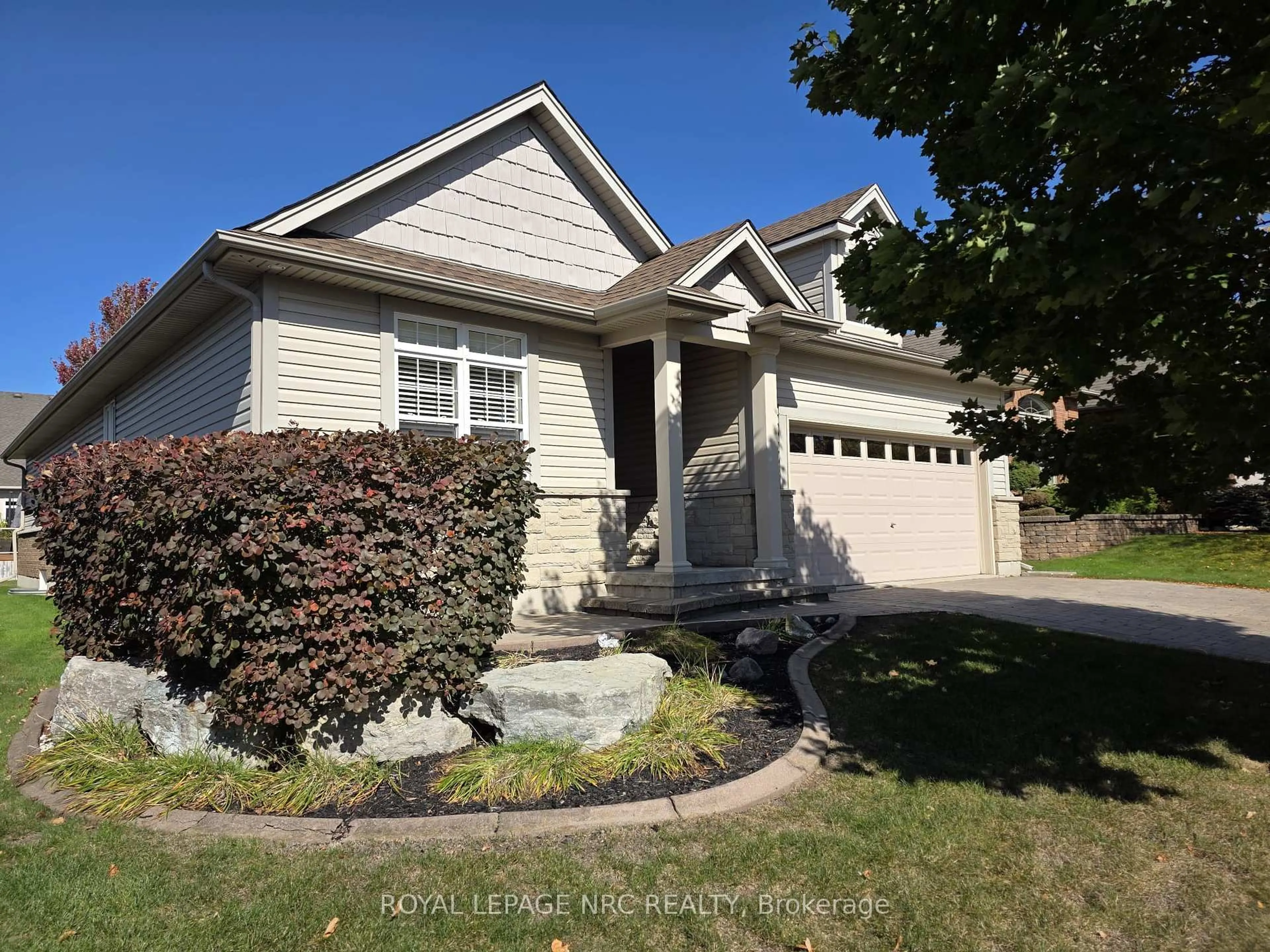Home with vinyl exterior material, street for 44 Morris Tr, Welland Ontario L3B 6G6