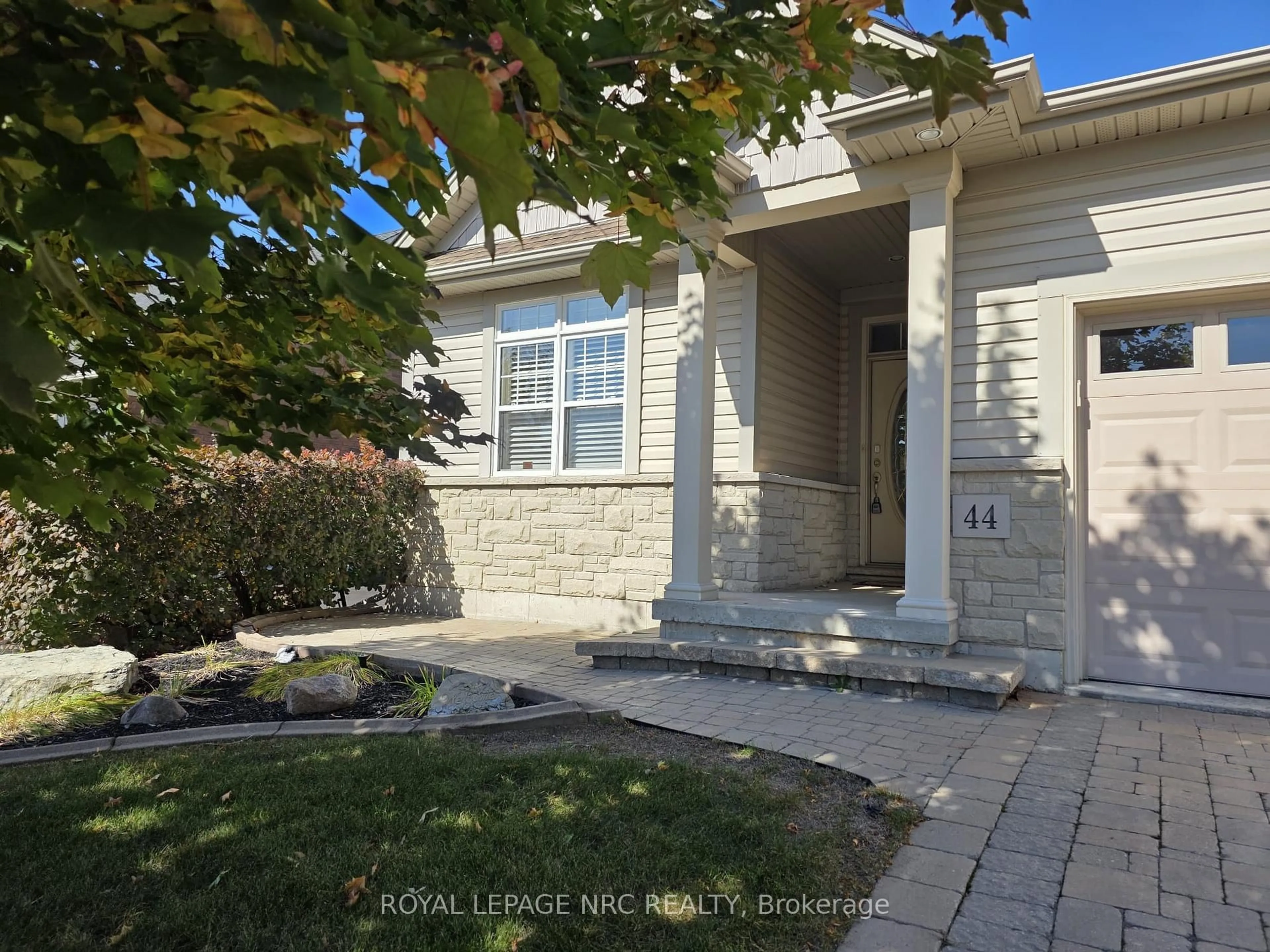 Home with vinyl exterior material, street for 44 Morris Tr, Welland Ontario L3B 6G6