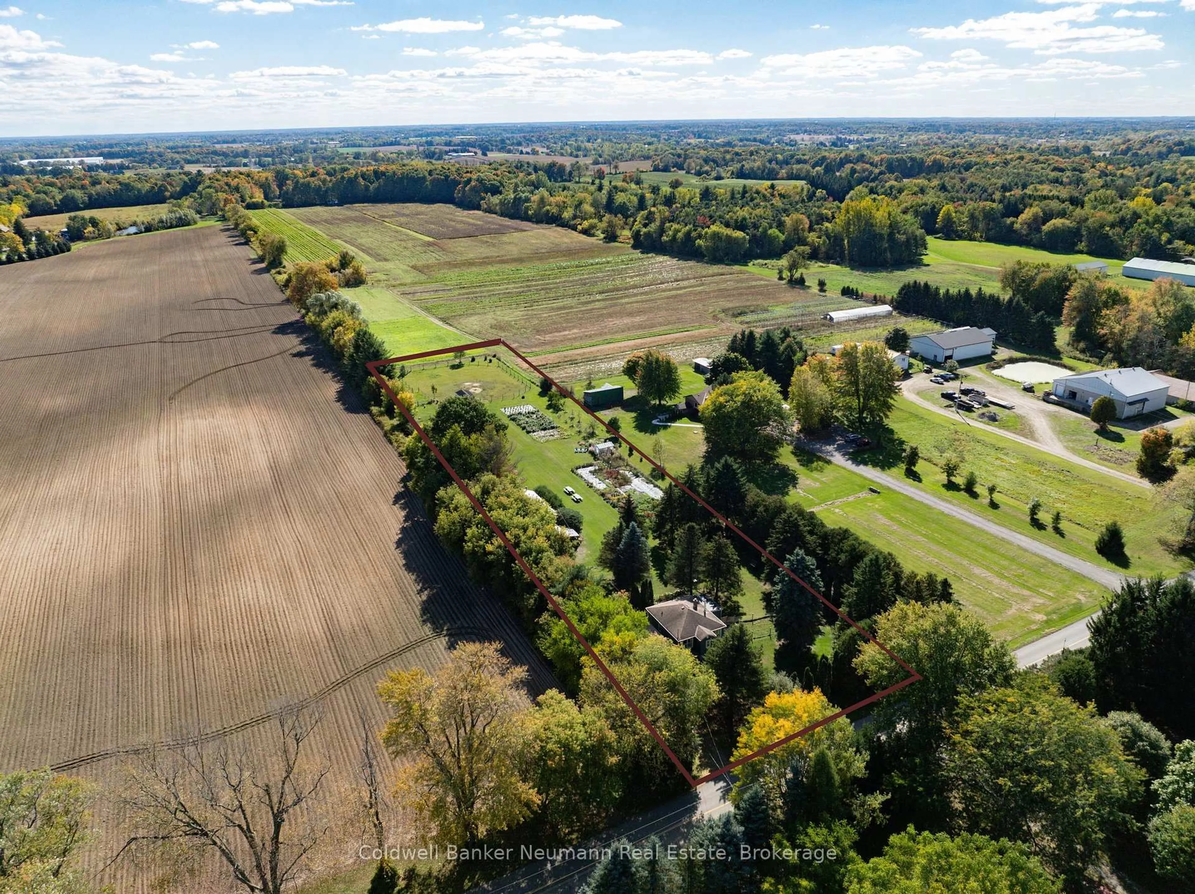 A pic from outside/outdoor area/front of a property/back of a property/a pic from drone, unknown for 1704 2nd Con Rd, Hamilton Ontario L0R 1T0