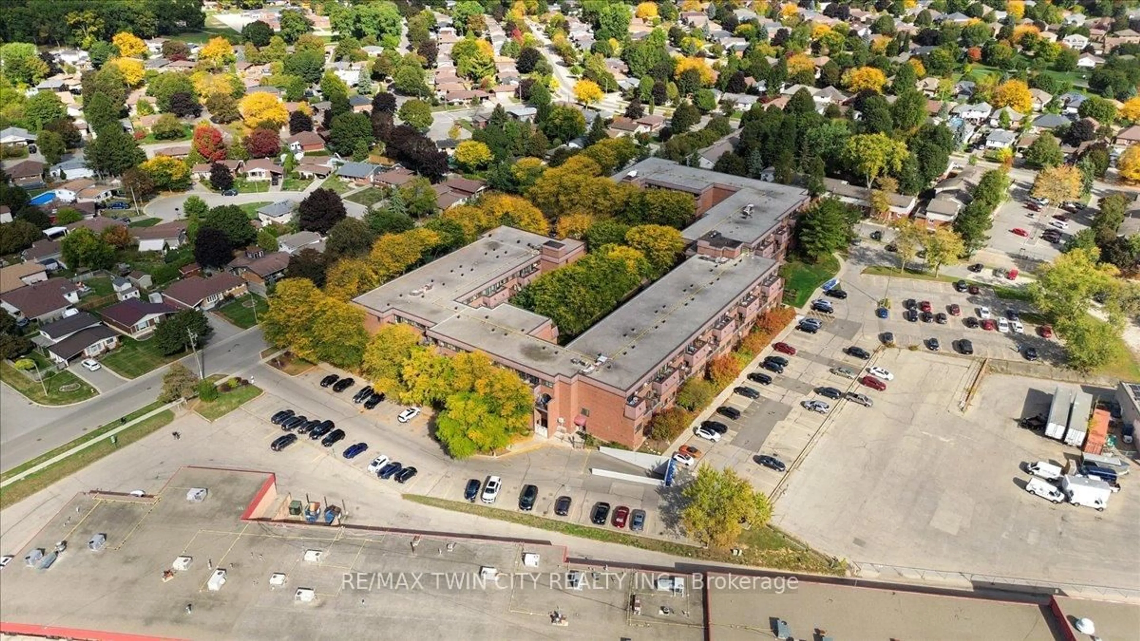 A pic from outside/outdoor area/front of a property/back of a property/a pic from drone, building for 36 Hayhurst Rd #358, Brantford Ontario N3R 6Y9