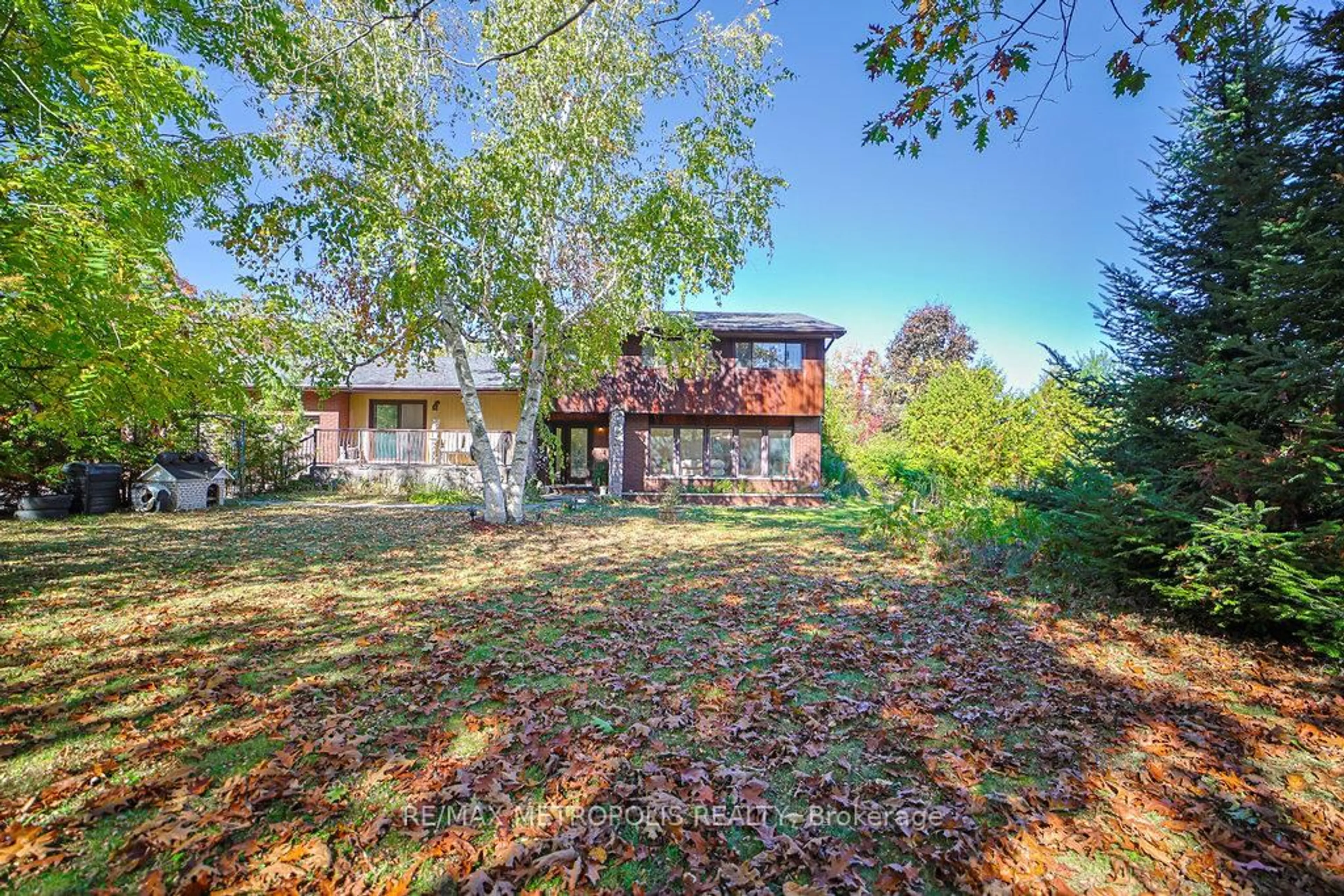 A pic from outside/outdoor area/front of a property/back of a property/a pic from drone, unknown for 186 Pinedale Lane, Gravenhurst Ontario P1P 1B4