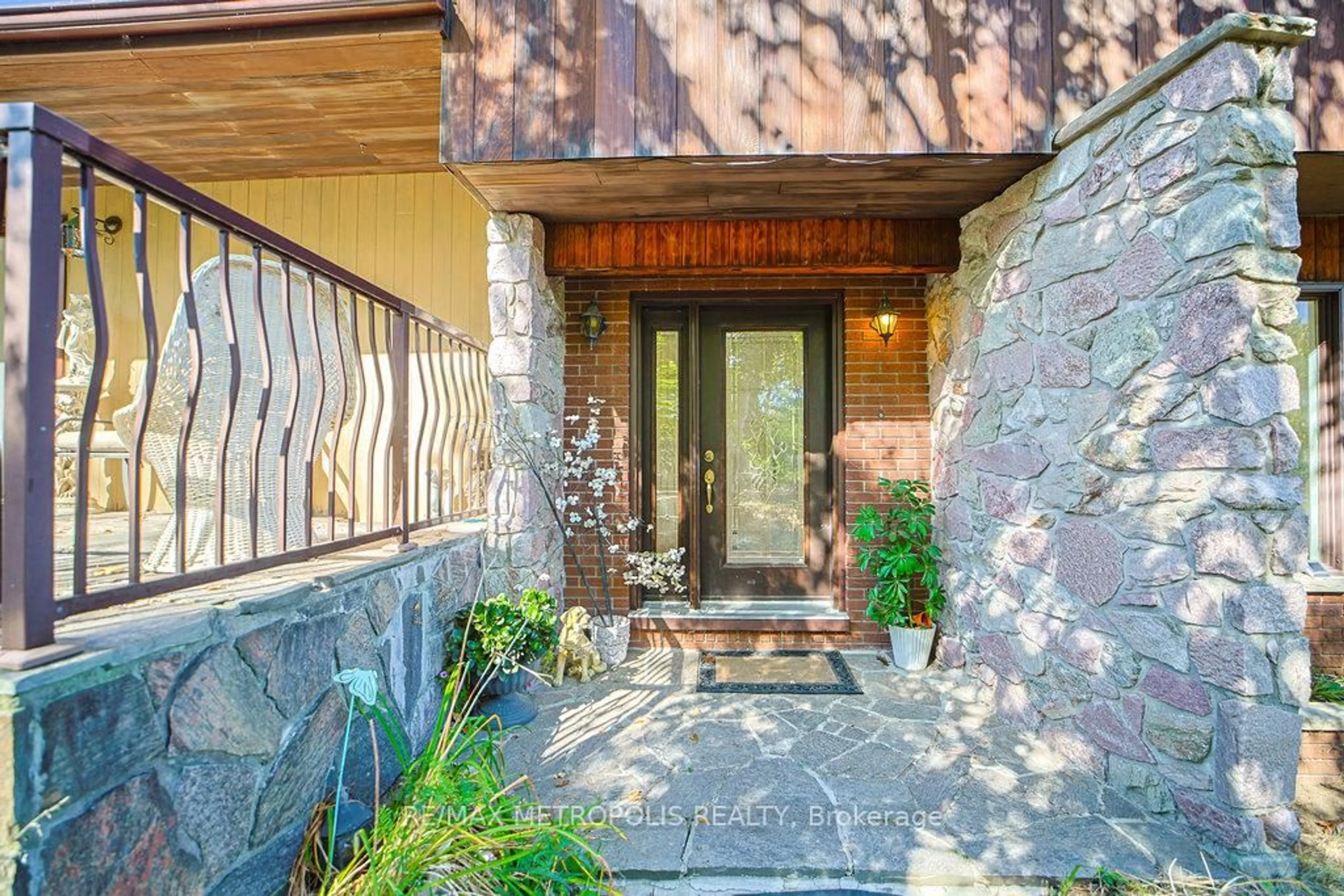 Indoor entryway for 186 Pinedale Lane, Gravenhurst Ontario P1P 1B4