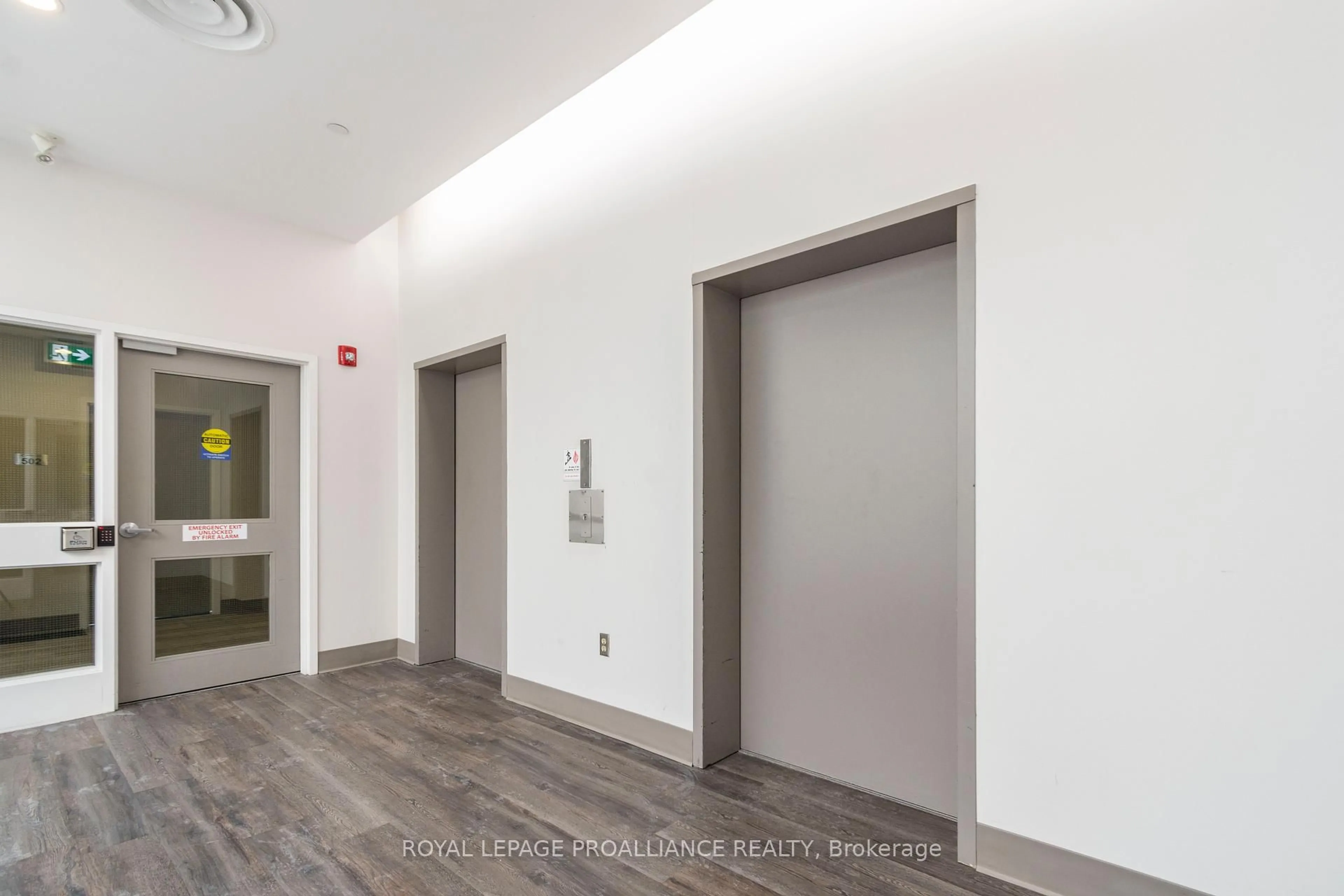 Indoor foyer for 199 Front St #505, Belleville Ontario K8N 5H5