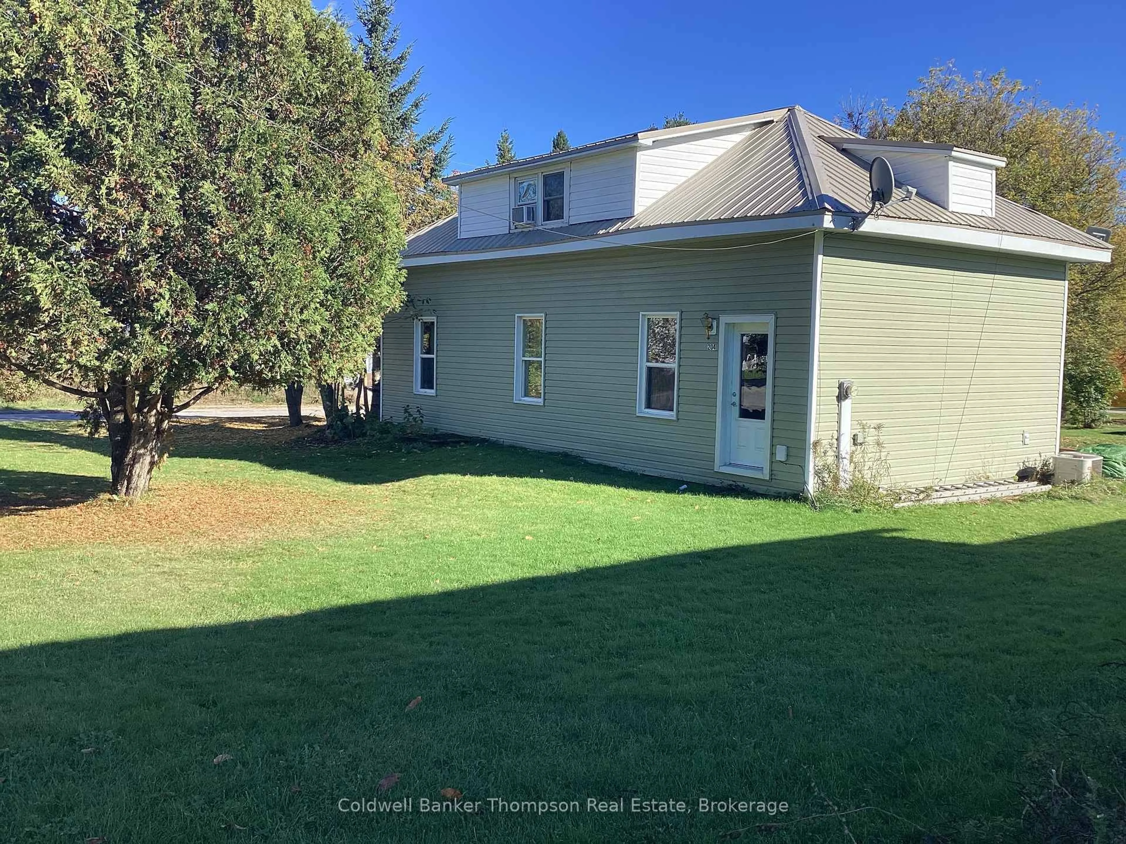 A pic from outside/outdoor area/front of a property/back of a property/a pic from drone, unknown for 204 Queen St, Burk's Falls Ontario P0A 1C0
