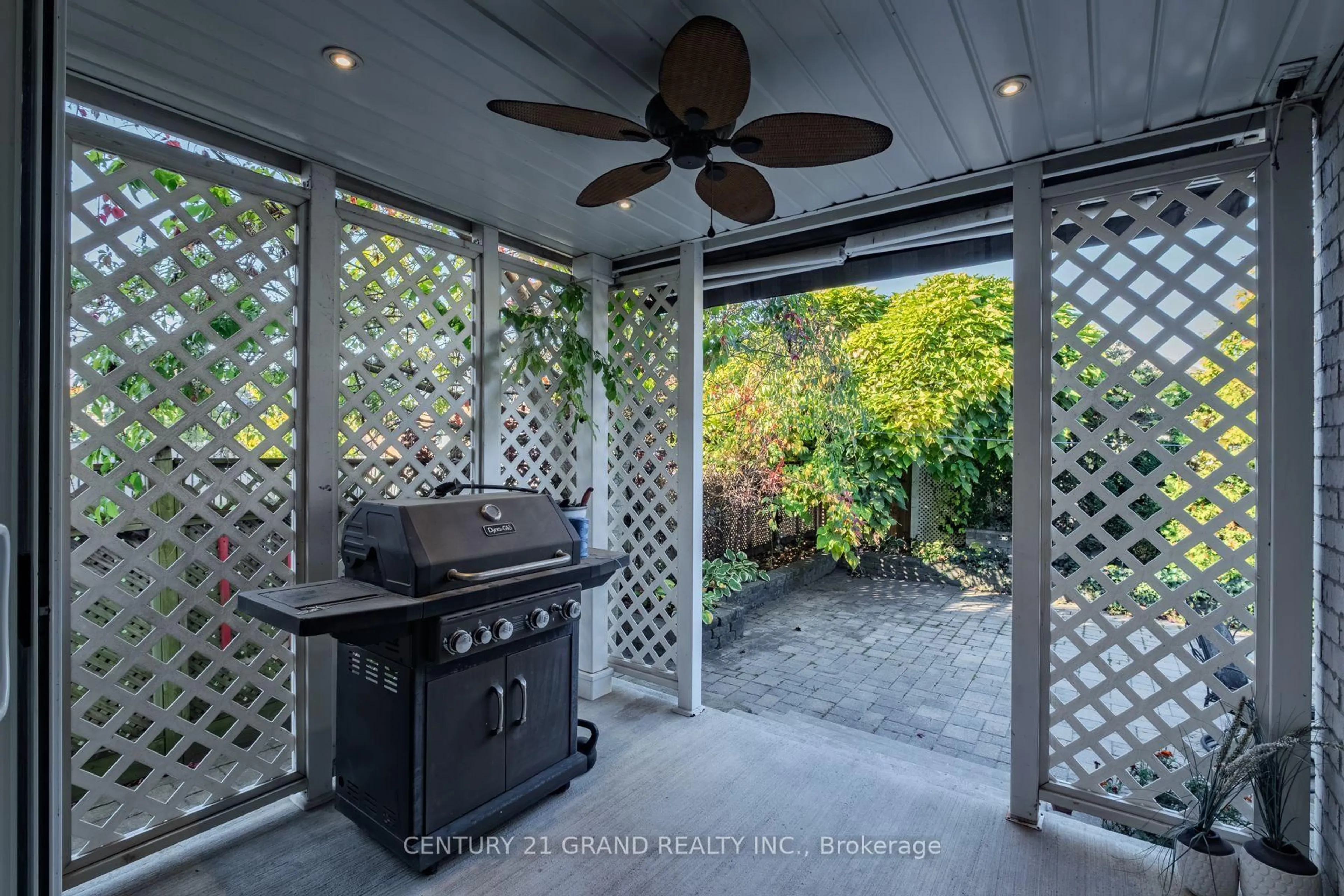 Patio, street for 72 Hunter Way, Brantford Ontario N3T 0A2