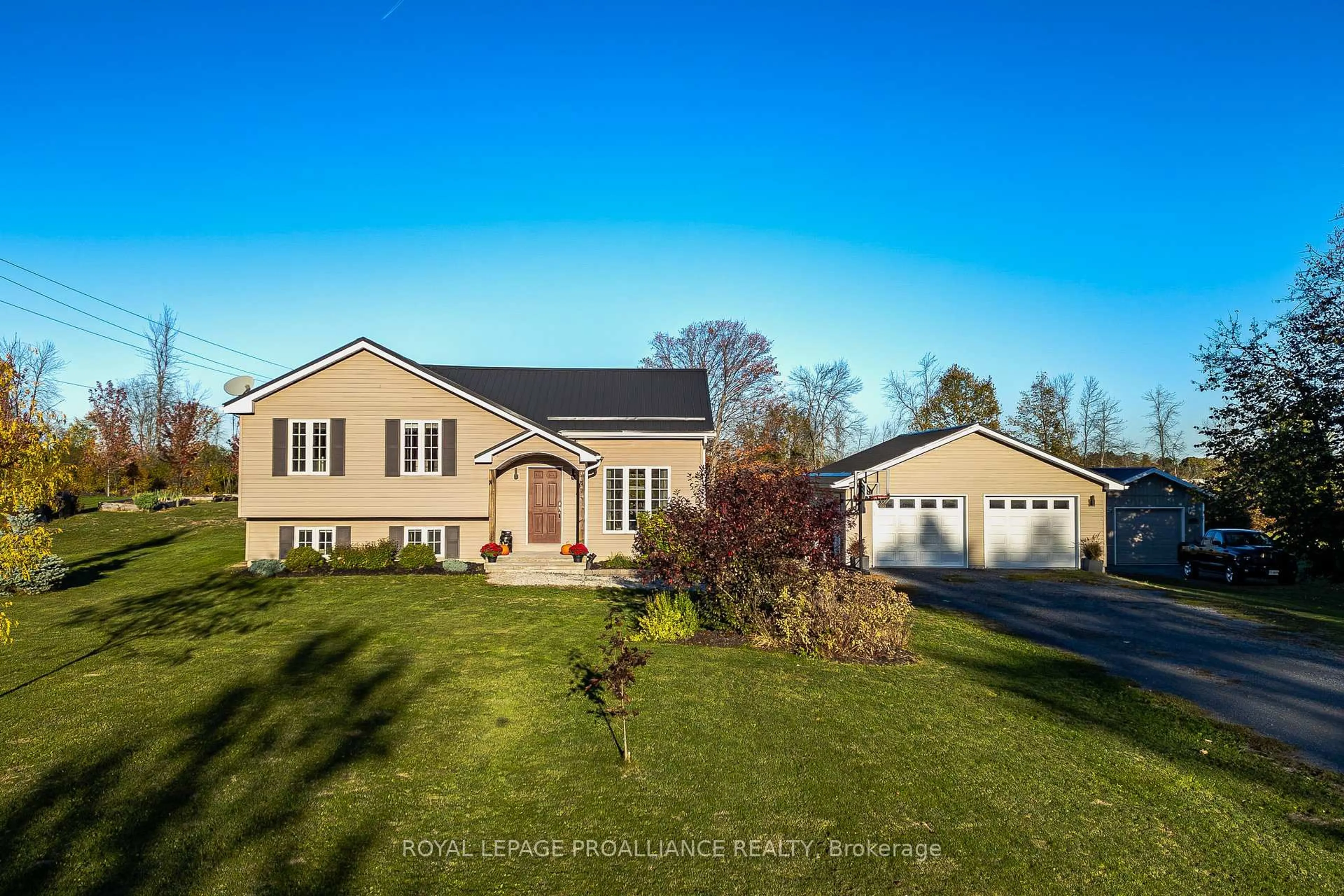 Home with vinyl exterior material, street for 236 Roslin Rd, Belleville Ontario K0K 2Y0