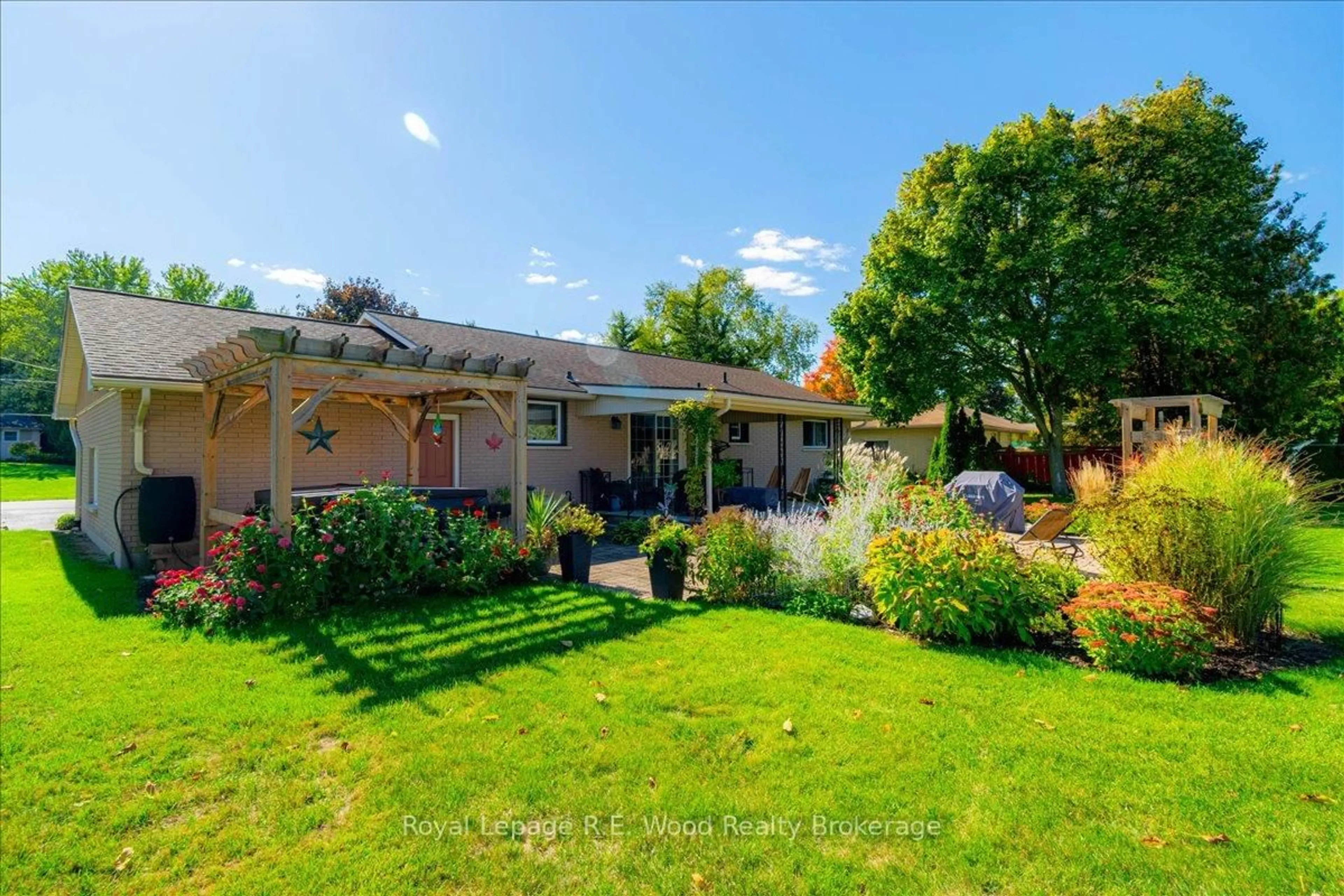 A pic from outside/outdoor area/front of a property/back of a property/a pic from drone, street for 49 Dereham Dr, Tillsonburg Ontario N4G 2B1