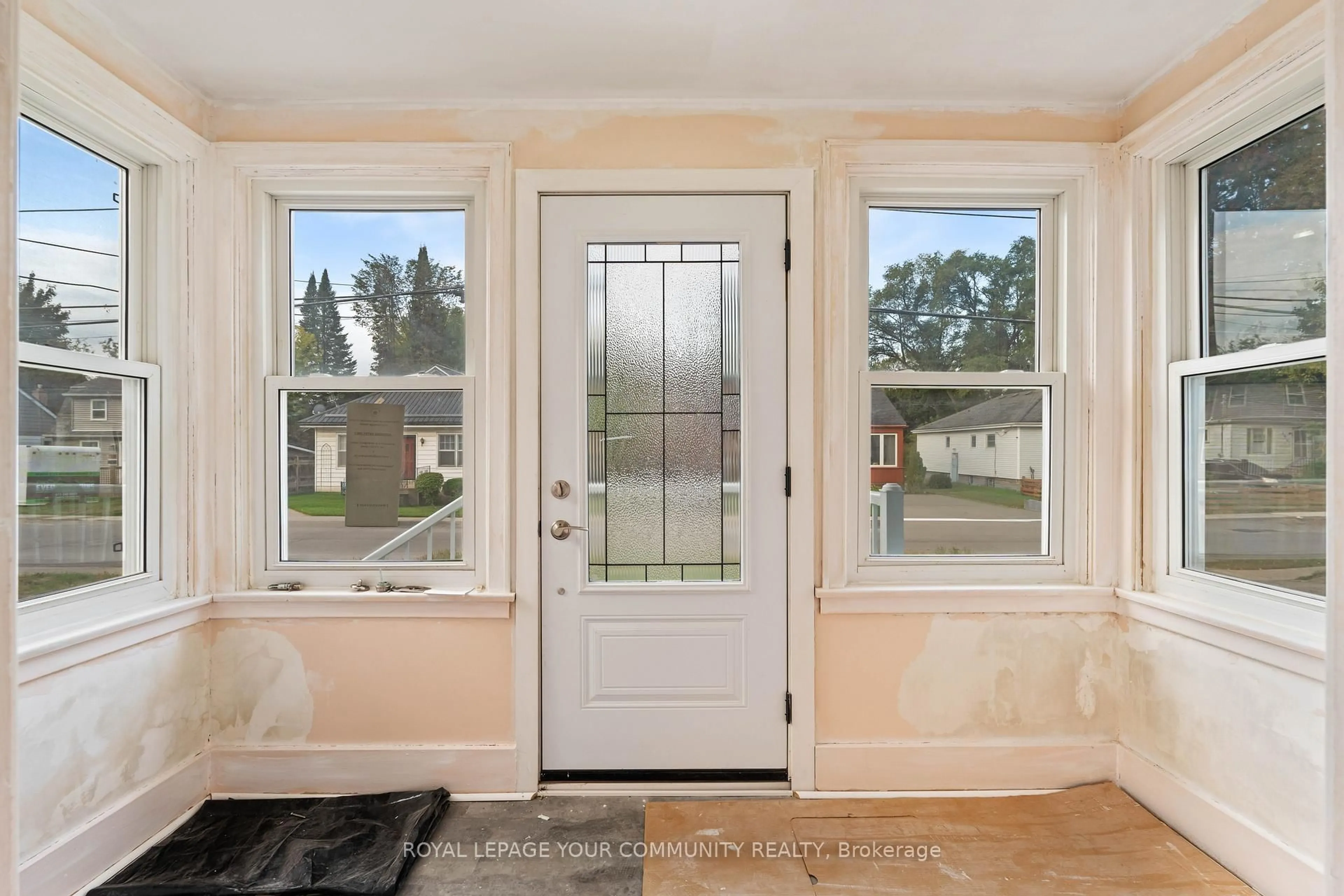 Indoor entryway for 181 Burnham St, Belleville Ontario K8N 3S1