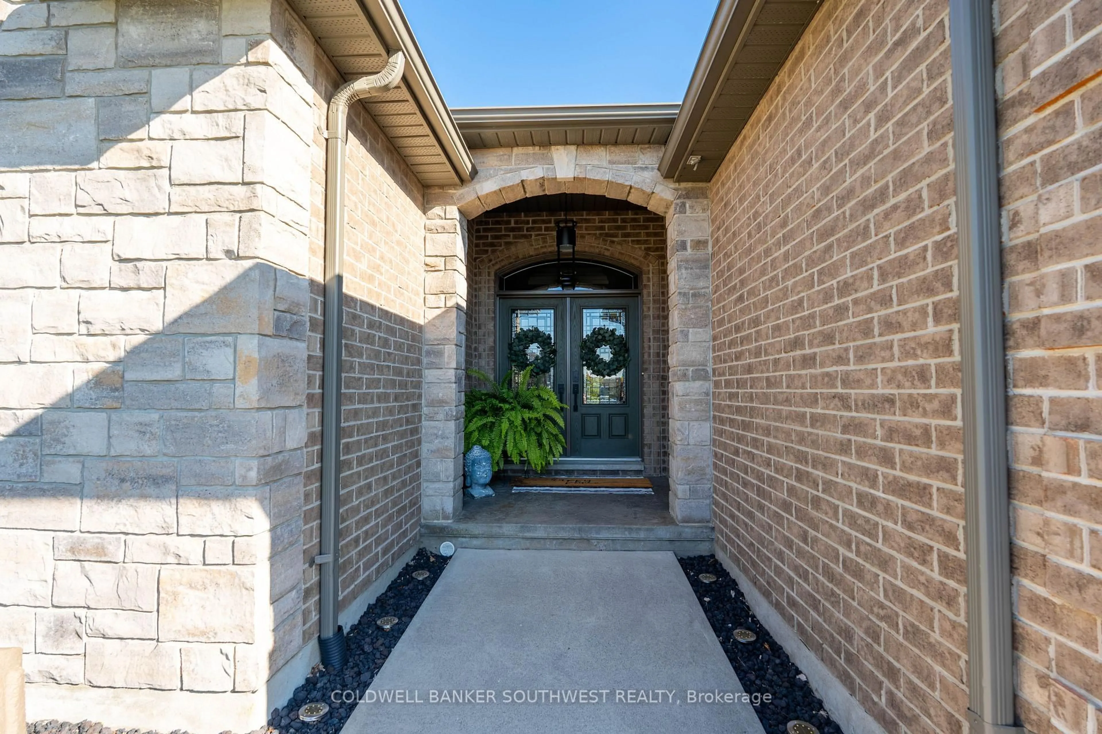 Indoor entryway for 104 Lizucha Dr, Sarnia Ontario N7S 0C6
