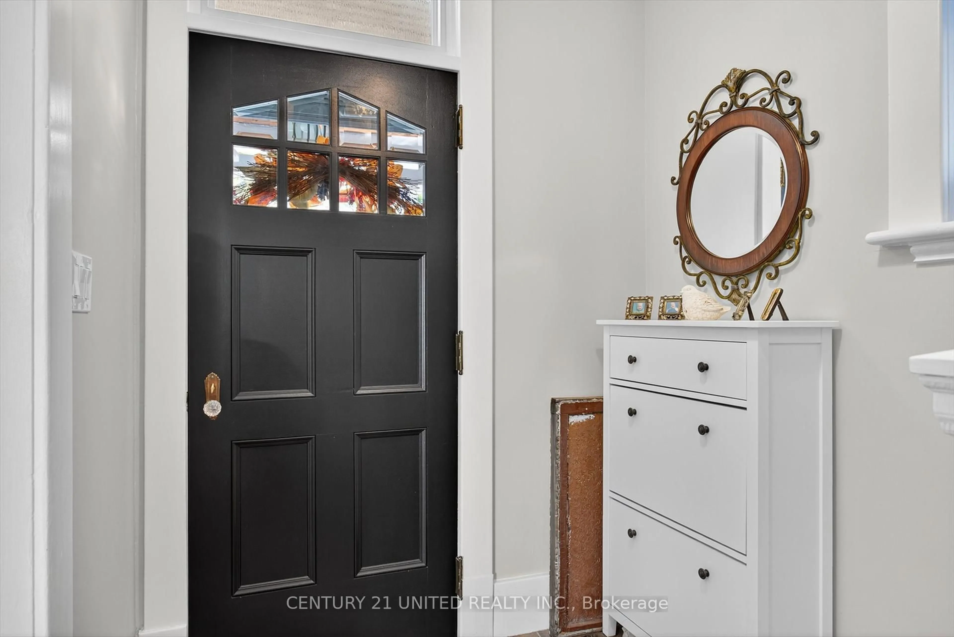Indoor entryway for 470 Rogers St, Peterborough Ontario K9H 1W9