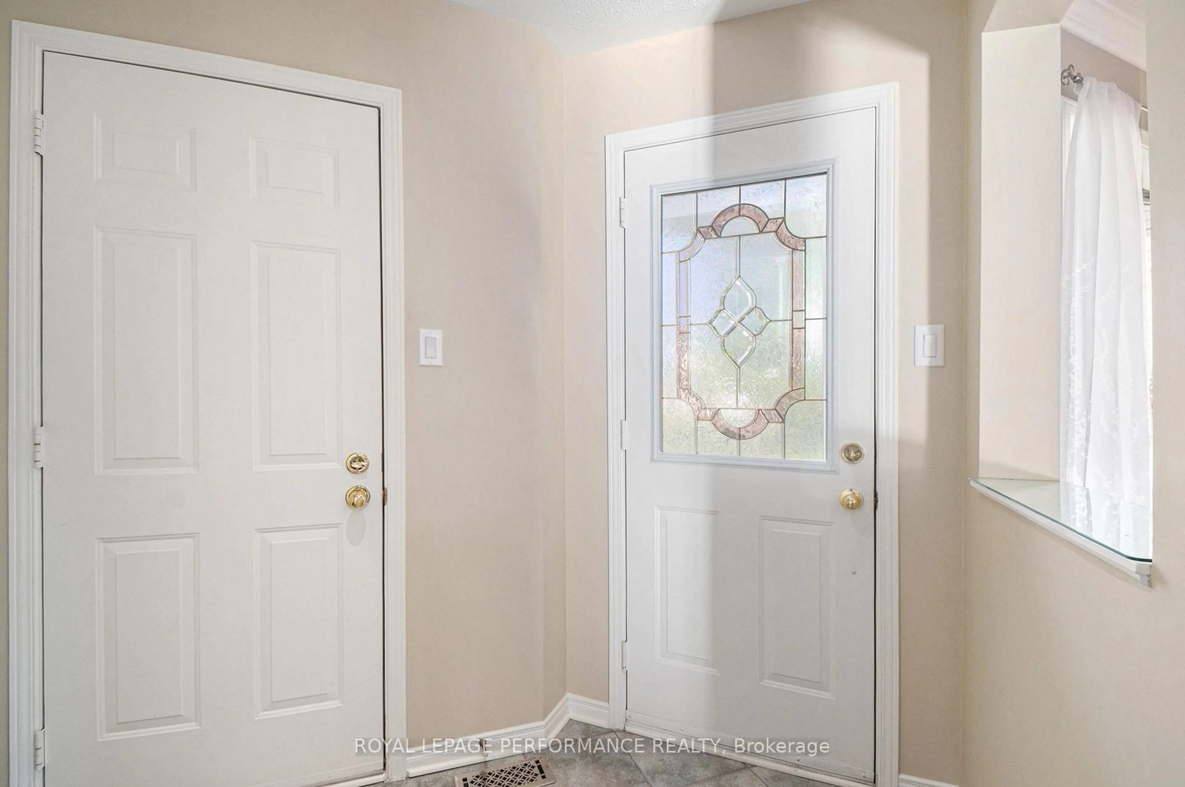 Indoor entryway for 730 Nesting Way, Ottawa Ontario K4A 3X4