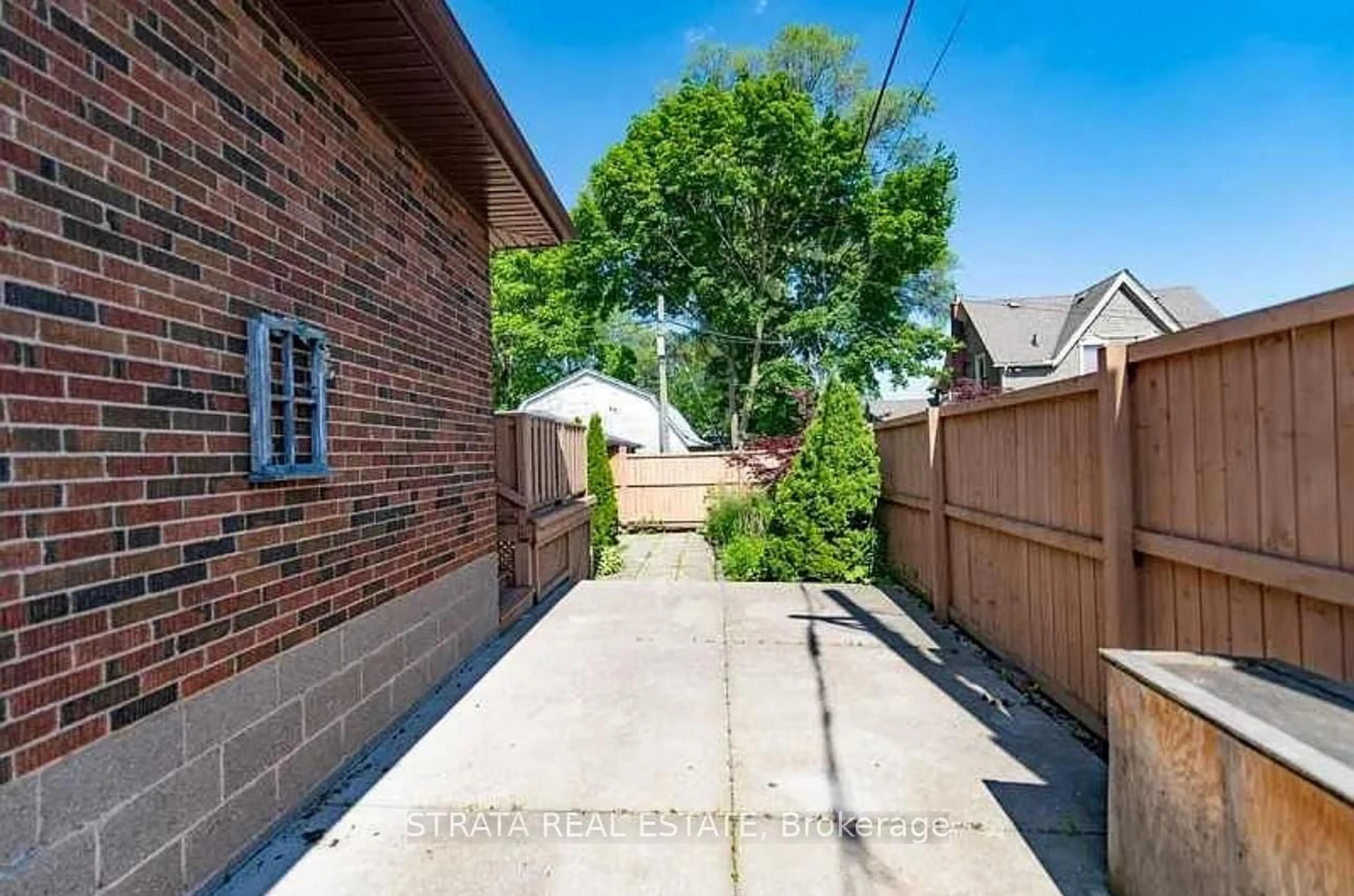Patio, street for 16 Kingsmount St, Hamilton Ontario L8S 3L3