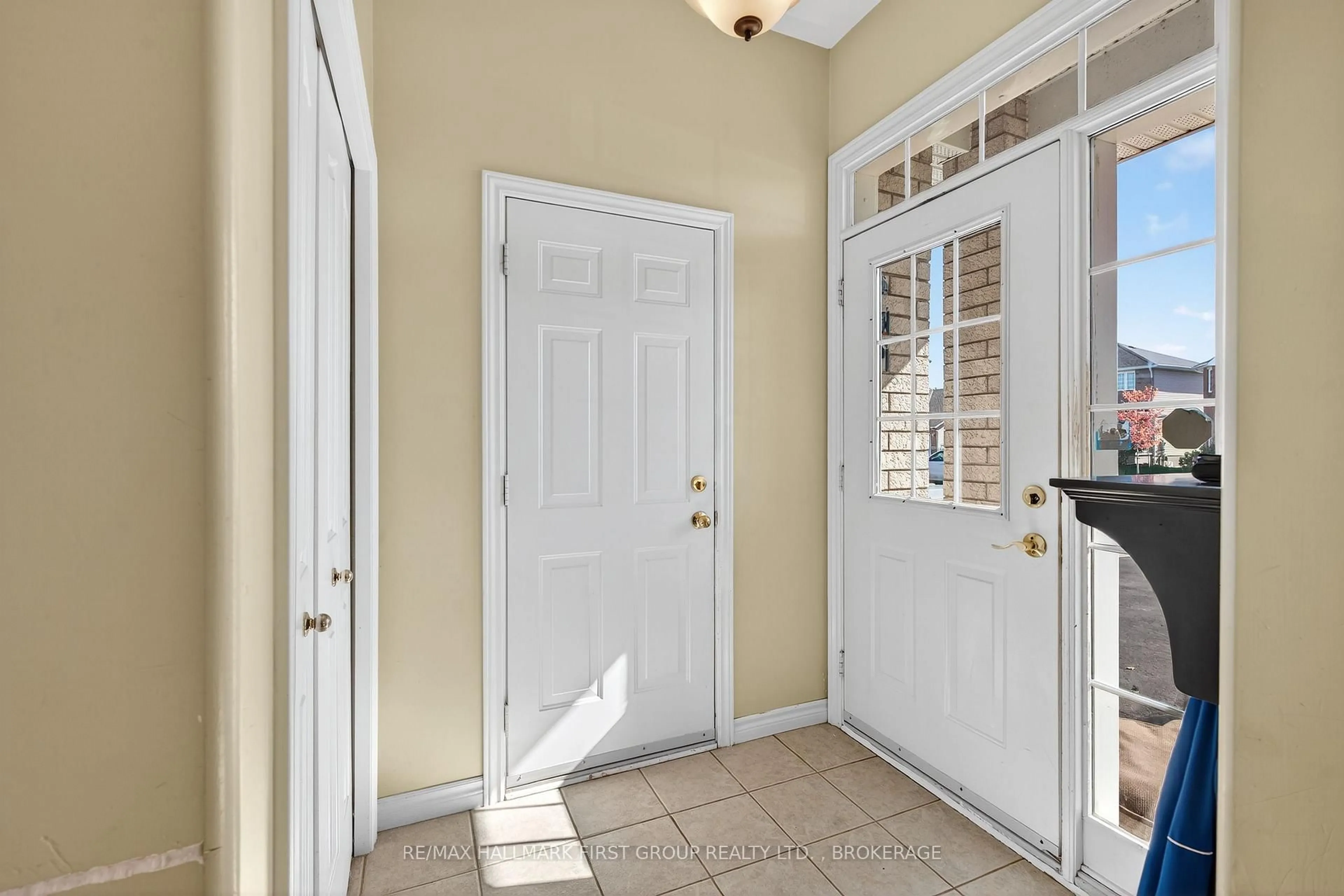 Indoor entryway for 109 Nathan Crt, Loyalist Ontario K7N 2A1