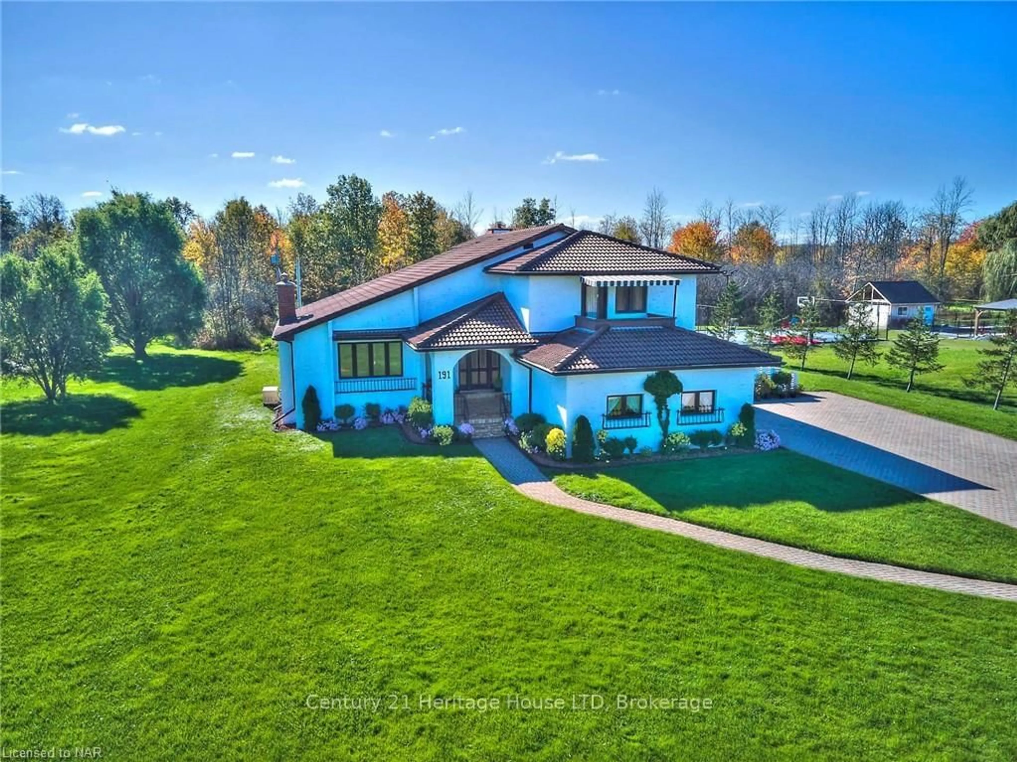 A pic from outside/outdoor area/front of a property/back of a property/a pic from drone, unknown for 191 CAIRNS Cres, Fort Erie Ontario L2A 5M4