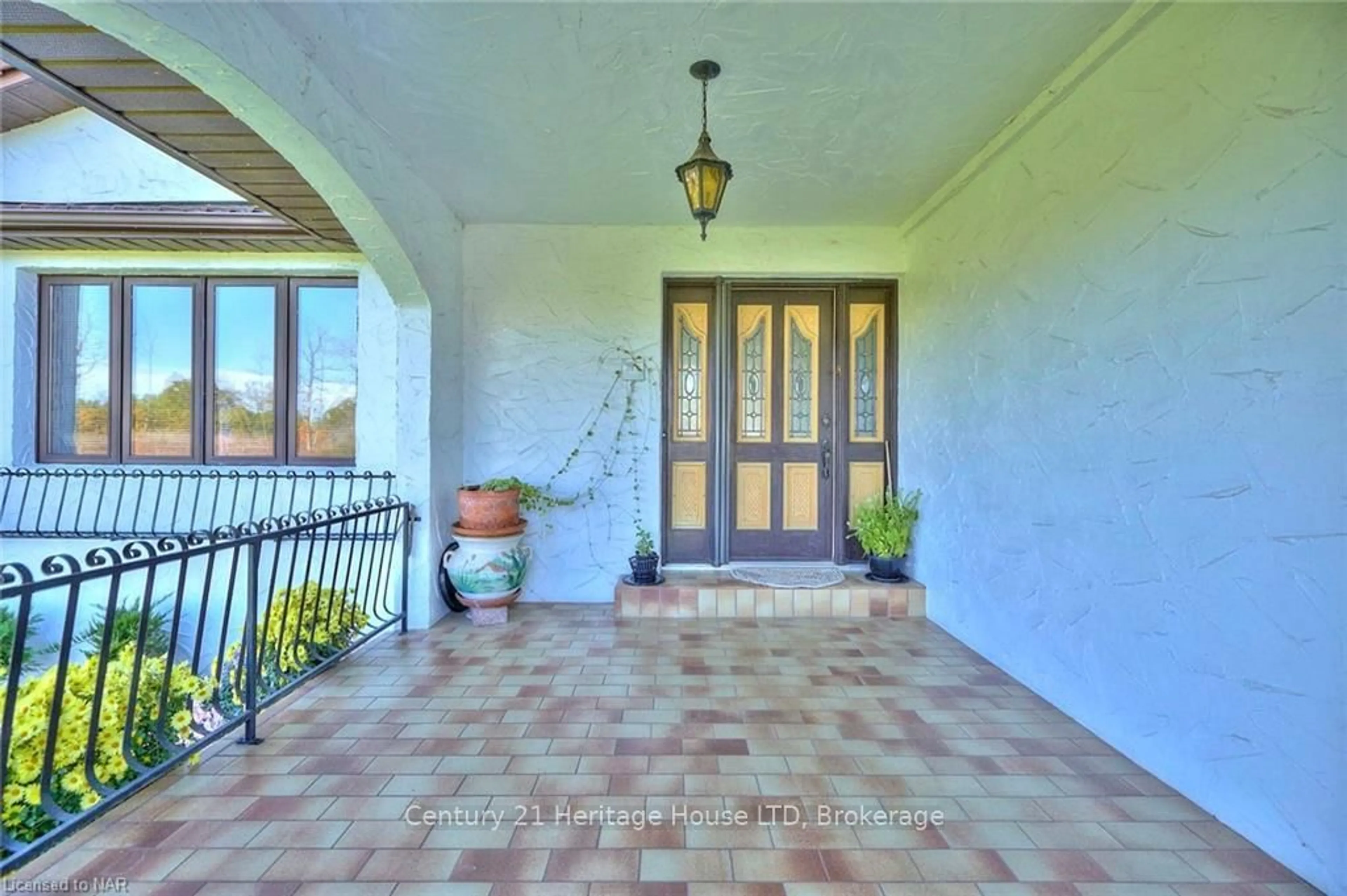 Indoor foyer for 191 CAIRNS Cres, Fort Erie Ontario L2A 5M4