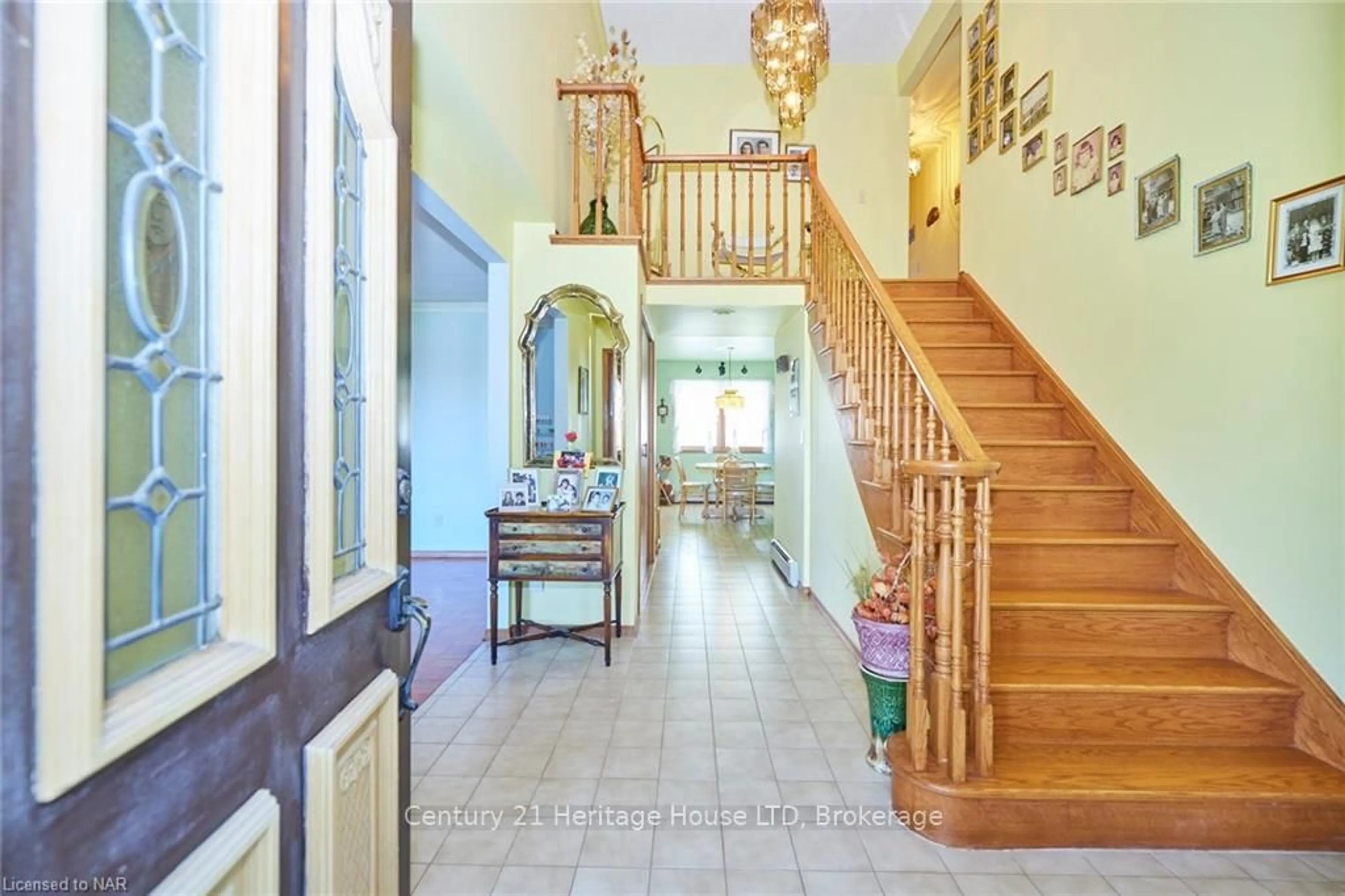 Indoor foyer for 191 CAIRNS Cres, Fort Erie Ontario L2A 5M4