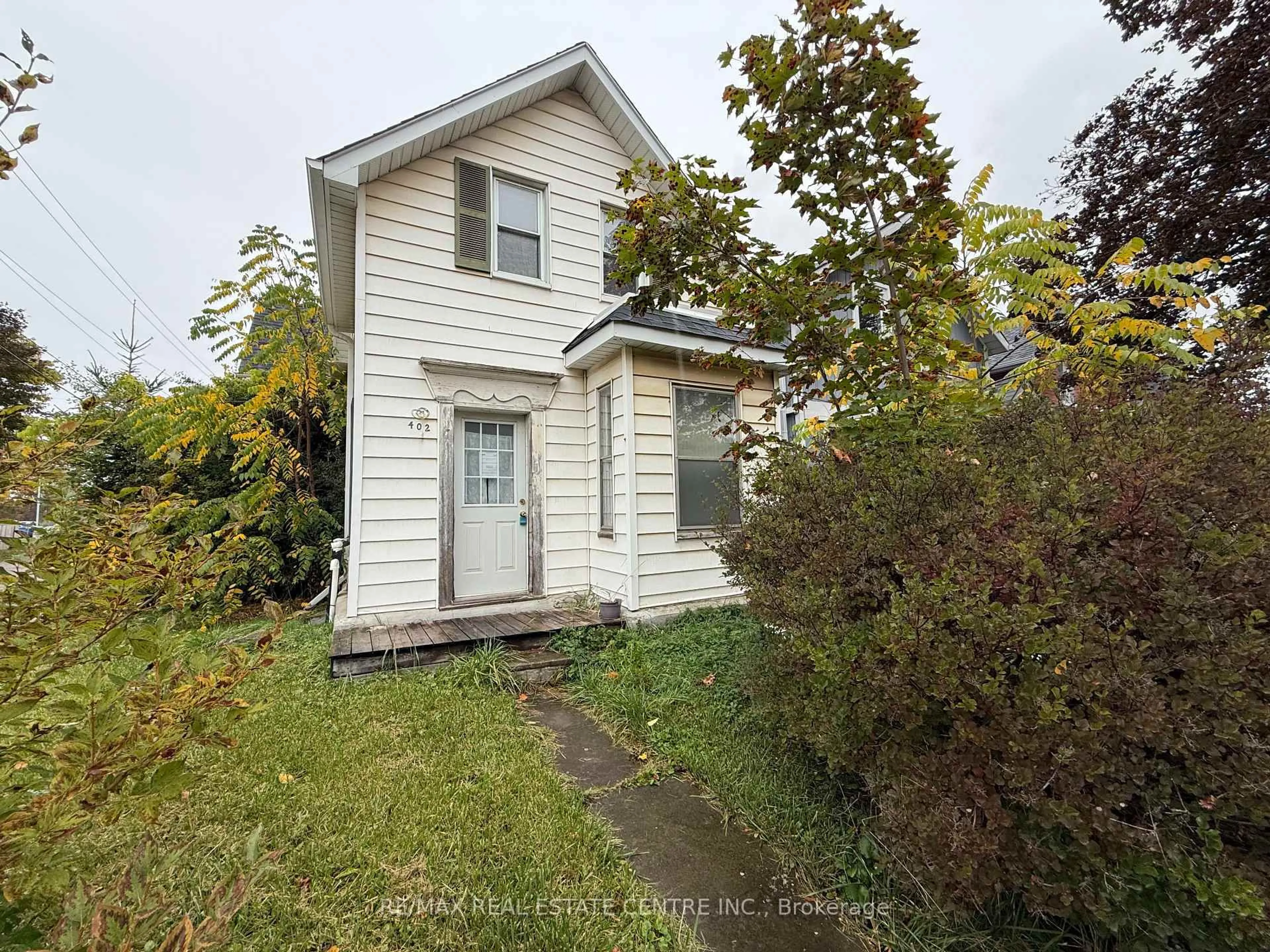 A pic from outside/outdoor area/front of a property/back of a property/a pic from drone, street for 402 Main St, Shelburne Ontario L9V 2Y9