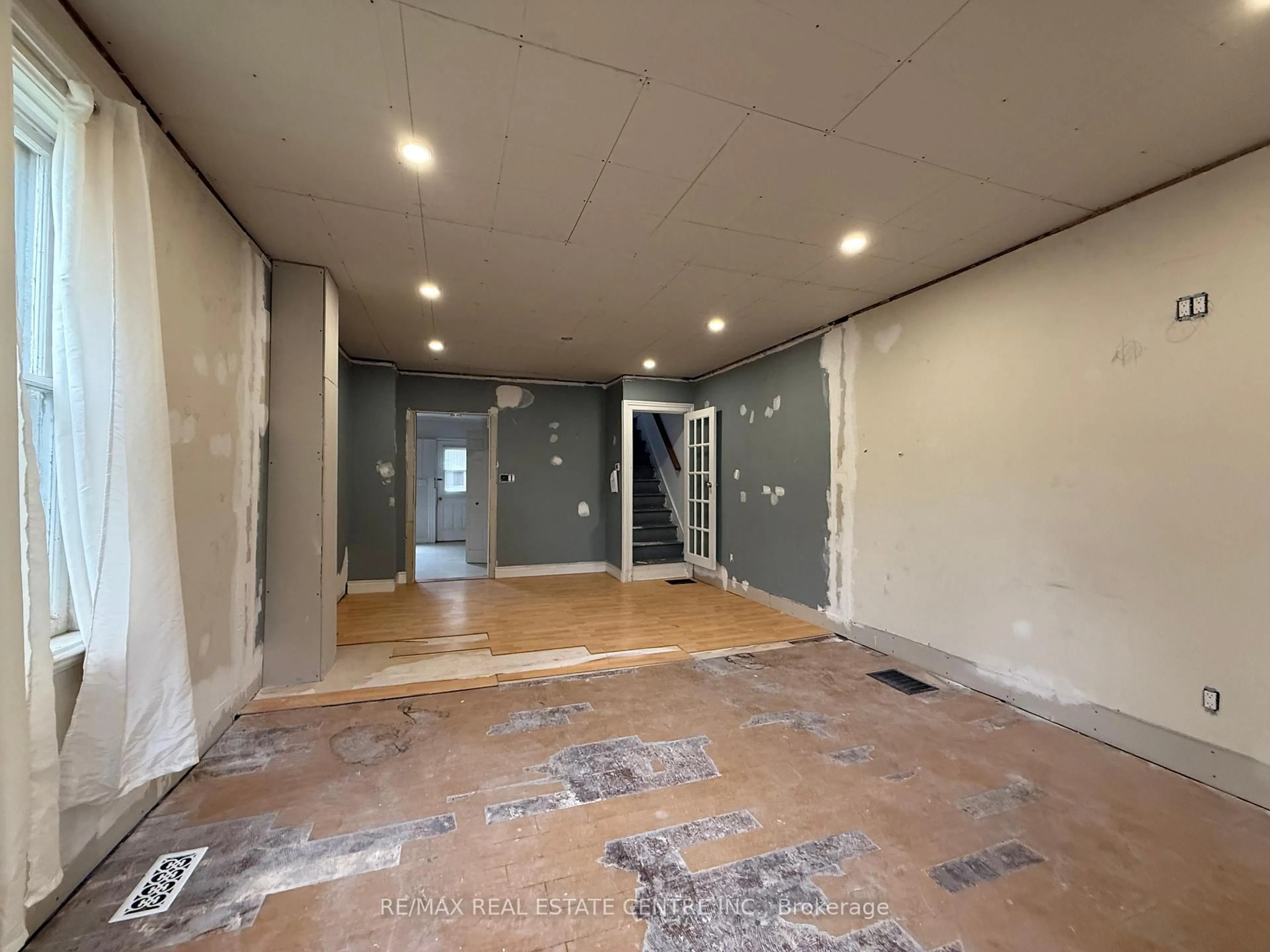 Indoor foyer for 402 Main St, Shelburne Ontario L9V 2Y9