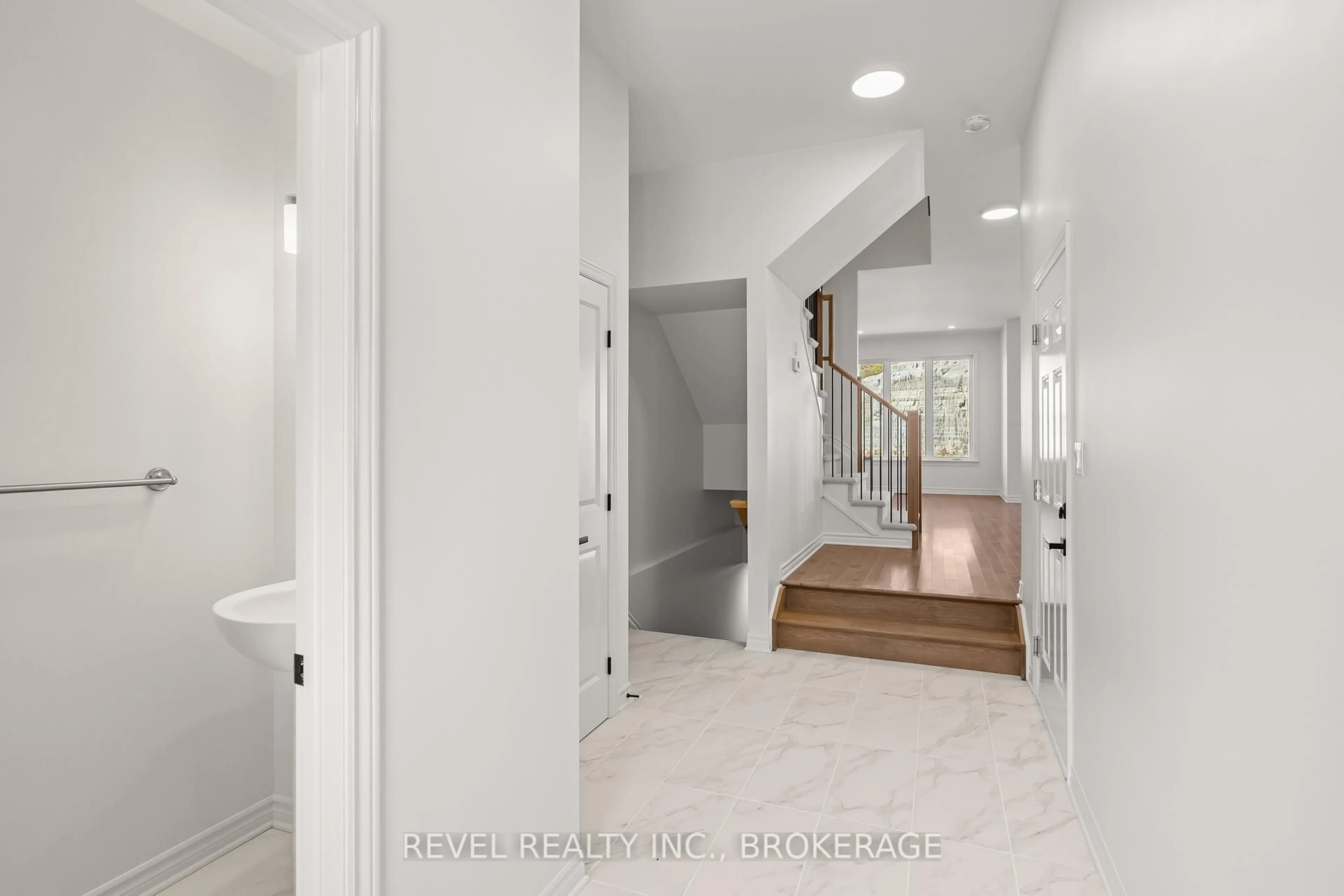 Indoor entryway for 332 Dockside Dr, Kingston Ontario K7K 0L6