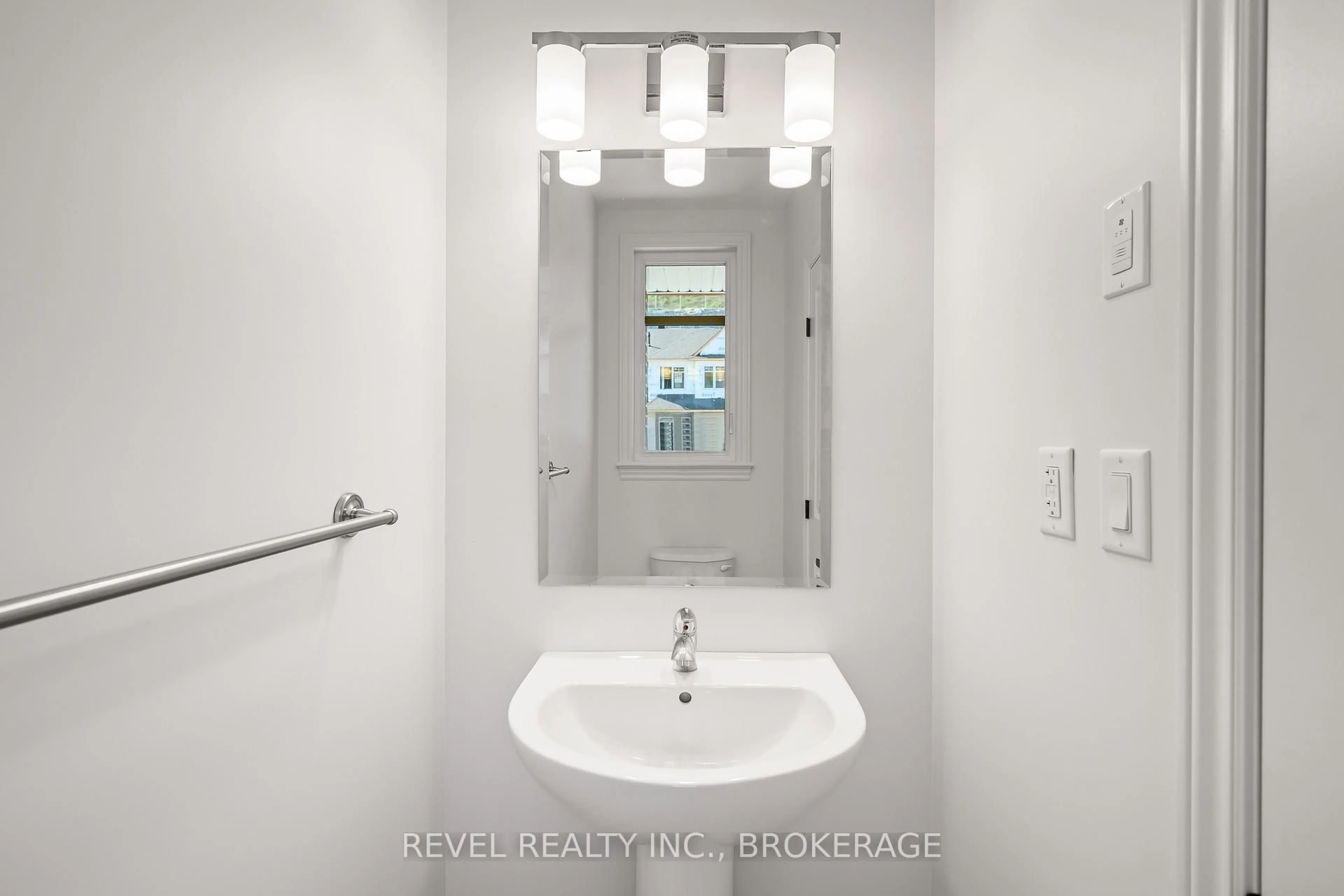 Standard bathroom, ceramic/tile floor for 332 Dockside Dr, Kingston Ontario K7K 0L6