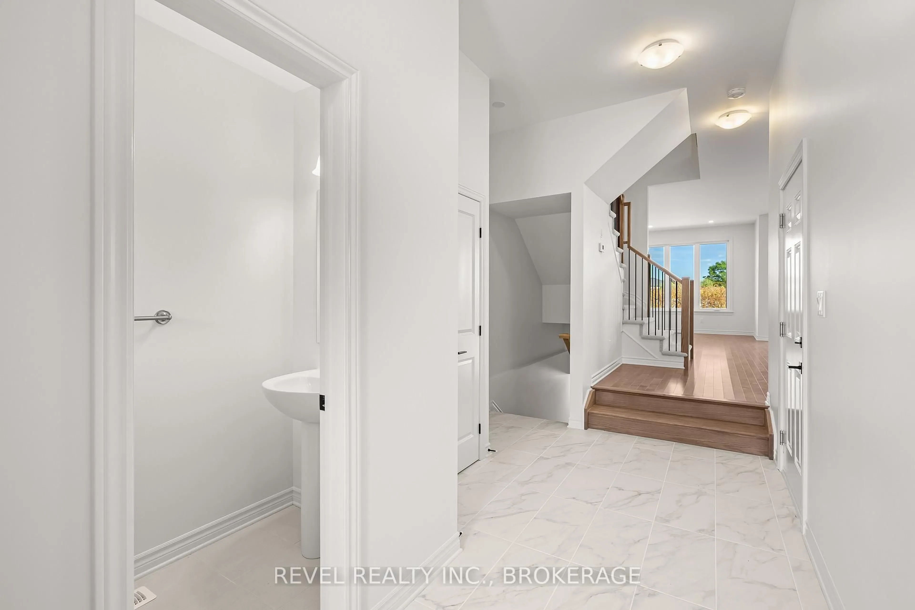 Indoor entryway for 1521 Scarlet St, Kingston Ontario K7K 0H7
